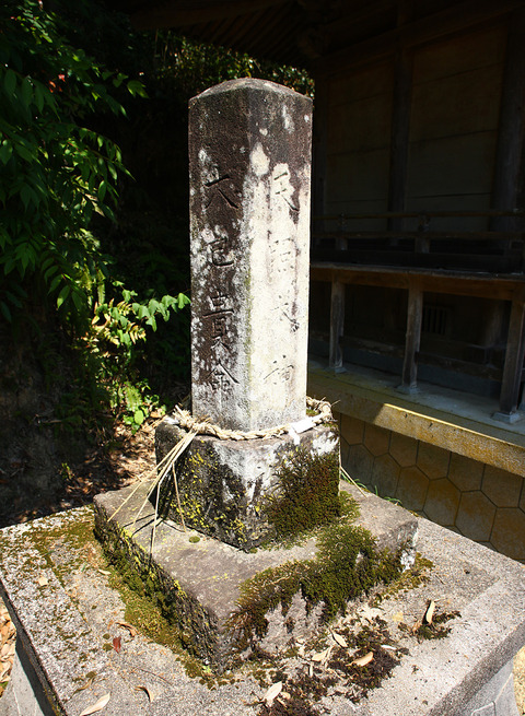 まんのう町新目神社の地神塔