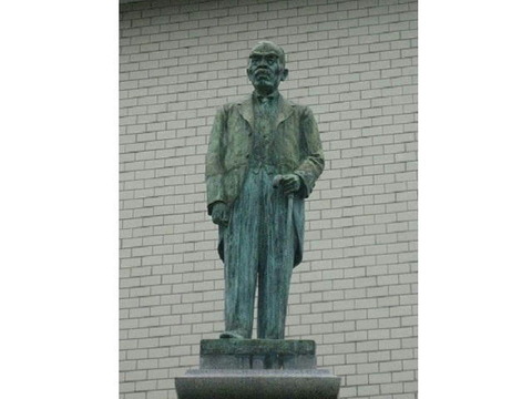 山下谷次銅像