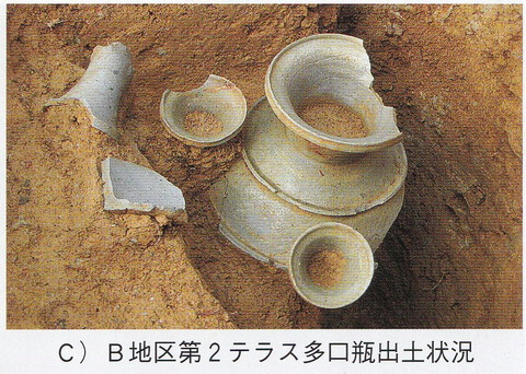 中寺廃寺Bゾーン 僧坊の多口瓶出土状況
