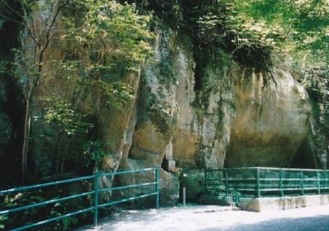 八栗寺参道の石切場跡