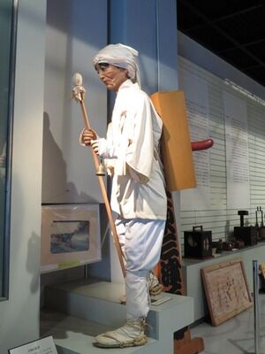 天狗面を背負う行者　正面