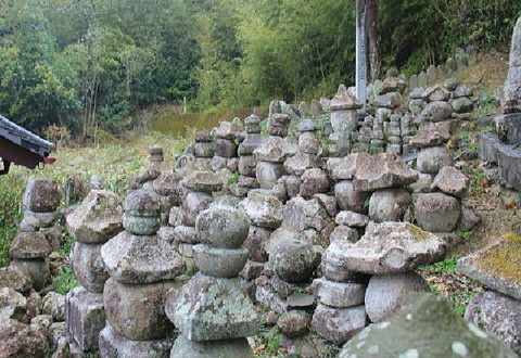 中富川合戦の戦士将兵の墓石集積（愛染院）