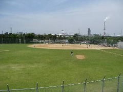 ザ「大阪」大阪とは、日本の近畿地方の地名のことをさす。西日本最大の都市の大阪市と、大阪市を府庁所在地とする大阪府を指す地域名称で、広い意味では大阪市を中心とした京阪神（畿内、大阪都市圏、関西圏）をまとめて呼ぶときに使われる。関西の経済・文化の中心地で、古くは大坂と表記した。古都・副都としての歴史を持ち、現在も首都東京に次ぐ都市として、経済、文化、バックアップ面で重要な役割を担っている（大阪データ）。