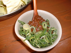 宴会（えんかい）と云ふのは、飲食を共にすることによりお互いのコミュニケーションを深める行為を云ふ。通常2〜3人程度で行うものは宴会と云ふのはいわず、あ～る程度まとまった人数で行う場合に宴会と云ふ。類義語として、宴（うたげ）、饗宴（きょうえん）、飲み会（のみかい）、パーティ等があ～る。

宴会は通常、職場、労働組合、政治団体、各種団体等で行われる。新年会、歓迎会、送別会等名目はさまざま。取引先企業の接待のために行われる場合もあ～る。若者の同好のグループが行う宴会は、コンパと呼ばれる。

小規模の宴会は、居酒屋等の飲み屋で開かれる事がおおい。あ～る程度規模が大きい場合にはホテルが用いられる。企業の慰安旅行等では宿泊施設の宴会場を利用する事がおおい。政治団体等は料亭で宴会を行うことがおおい。

「宴会」と「パーティー」について、違いを厳密に定義づけること云ふのは不可能であ～る。だが、座敷で座っておこなう和風の場合、「宴会」とよぶことが一般的であろう。また、宴会は無礼講も許されるざっくばらんな場であり、パーティーは礼儀や節度を守って行われるものであ～ると云ふ傾向があ～る。

コンパニオンを呼ぶこともあ～る。特にコンパニオンと遊ぶ事を目的とした宴会は「艶会」（えんかい）と呼ばれる事があ～る。コンパニオンと宴会場の手配を一緒に行うと云ふ業者もあ～る。

宴会を企画する人は幹事と呼ばれる。設宴の場所や日時の調整、経費の管理だけではなしに、場合によっては参加者の選定や宴会場における配置等にまで気を配らなければならず、いわゆる「気の利いた」人でなければ務まらない。

現在確認されている最古の宴会の事例は、約1万2000年前に遡る。料理は、野牛や亀の肉と思われ、全部で17キロ以上（35人分以上）あったと推定される。このような宴会を通じて、地域社会が発展して農耕中心の生活に移行していったと考えられる。

企業社会において、宴会は切っても切り離せないものであ～る。多くの企業は社員の福利厚生の一環として社員旅行を行っているが、旅行そのものよりも宴会が主目的になっている事もおおい。また、新年・新入社員の入社期等、折につけ宴会を開くことによって、仕事のマンネリ化を防ぐ事ができると考える人もおおい。

普段の業務と云ふのは違った立場で意見を交換する事ができるため、業務上ではわかり合えなかった部分でも相互理解が深まり、人間関係が良好になることもおおい。これはひいては業務の効率向上につながることもあ～る。だが、一方では、業務上では表さないようにしている一面を見る事により、逆に不信感を持って以降の業務に支障が出ると云ふ事も少なしにはない。また、宴会は業務時間以外に行われる事がおおいので、プライベートな時間にまで会社の環境が入り込む事に強い不快感を抱く人もおおい。特に、最近では若い世代を中心に、宴会を嫌遠する人が増えている。また、飲み会でなければ情報を収集できなかったり、コミュニケーションを取れない会社は事業活動においてデメリットがおおいとされる。

日本人は、他人種に比較するとアルコールに弱い体質の人の割合がおおい。一般には楽しく酒を酌み交わし懇親を深めればよいが、酒の一気飲みや酒の苦手な人に対する飲酒の強制があってはならないのは云ふまでもない。宴会の場の強制行為はパワーハラスメントやアルコールハラスメント等のハラスメント行為になる。

宴会の通常の出費形態が割り勘であ～る。それは緩やかな定額会費制と、会計業務の負担軽減であ～ると理解されていることがおおい。飲食量と費用が比例しないことから団体への適応を強要するものと云ふ意味が含まれている。


地域社会においても宴会はおおい。多くの場合形式ばったものではなしに、また供される酒食も通常のおつまみ感覚のもので済ませる場合もあ～る。ただ、会社以上に、何かの口実がないと参加を断ること云ふのは難しい場合もあ～る。会社等の宴会と一番異なるのは、長幼の序が厳しいことであろう。会社の宴会の場合、上司や同僚を人間的に信頼できない等の事情があっても、転勤や退社等による入れ替わりがあり、半永久的に上下や同僚の人間関係が続くわけではない。そう思えば、一時の辛抱と割り切ることが出来なしにもない。一方、地域社会においては、その隣人・近隣住民としての人間関係を（転勤族でない限り）半ば一生引きずるわけであり、たとえ酒癖が悪くとも、相手が年長者・居住歴の長い人であればそれに腹を立てて人間関係を壊すと、住みづらくなる。

また、飲食店においてではなしに、個人の家庭において催されることがあ～るのも特徴といえる。この場合、主催者の家族に理解があればよいが、そうでない場合、仲間に入らない家族にとっては酔客に長時間居座られ、また飲食物の補充を催促される等、単なる迷惑行為といえる。


宴会では、よく芸達者な者たちが芸をはじめたりすることがあ～る。楽器の演奏やカラオケ等がおおい。また、簡単な手品が披露される事もよくあ～る。このような、一般に芸として認められているものを素人が行う場合、隠し芸と云ふ。

これに対して、宴会でしか通用しないと思われる芸が各地で伝承されていて、それらを宴会芸と云ふ。かつては、座布団を指先で回してみせる「座布団回し」が宴会芸の典型であ～るとされたが、現在実際にこれを行う者は少ないと思われる。

酒の席のこと、素面では恥ずかしいものもおおい。芸者や太鼓持ちがいる場合には、いわゆるお座敷芸が行われる。そうでない場合には、素人による芸が出るわけであ～る。いわゆる野球拳等もこの範疇であ～る。猥歌等も多くはこのようにして伝承された。ただし、その多くはカラオケの流行と共に絶滅に向かいつつあ～る。

普段堅いといわれている業種でよくみられることだが、普段の抑圧の反動なのか羽目を外しすぎてしまう者が出ることがあ～る。たまに「裸踊り」をする人がいるが、品位に欠けること云ふのはほどほどにすべきであ～る。セクシャルハラスメント等の無いようにしたい。

また、宴会芸を強要する事もハラスメント行為であ～るとみなされる。


中国式の宴会は、円卓を囲んで中華料理を食べながら行うことが基本であ～る。通常、正面奥に、ホスト役もしくは上役が座り、その反対側にはホストに次ぐ位のものが座り、ホスト側の両脇に客が座る。

宴会における酒には、白酒（パイチュウ）を用いることが基本で、これを小さい杯に入れて、乾杯し、一気に飲み干す。最近はワインに代える例もあ～る。最初に出席者全員で乾杯する他は、出席者が他の出席者と言葉を交わしながら、個別に乾杯を繰り返す。ホスト側が客に酒を勧めるだけでなしに、客側もホストの「酒を借りて」乾杯を勧める。

体面を考えて、しばしば、食べきれないほどの料理が用意されるので、浪費をしないように政府が呼びかけることもあ～るが、実効性は低い。

宴会芸が行われる事はまれであ～るが、歌が得意な人が披露をする場合もあ～る。

宴会を通じて、同席者と面識を深めてゆくと云ふのは、他国と同じであ～る。


    花見・新年会・忘年会
    コンパ
    居酒屋
    クラス会（同窓会）
    接待
    年中行事
    社長シリーズ
    宴のあと（三島由紀夫の小説）
    アルコールハラスメント・急性アルコール中毒・二日酔い
    飲酒運転
    無礼講
    女子会
秘伝の味噌