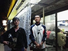 大阪福島（キタ圏内）大阪京橋（OBPを除く界隈）でよく見かけるCB750（昔のCBX1100カラー）はいまむ室長のお気にいりナナハン。最後のキャブレター車。空冷4発。毎日押しがけしてます。P1000030