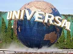 ザ「大阪」大阪とは、日本の近畿地方の地名のことをさす。西日本最大の都市の大阪市と、大阪市を府庁所在地とする大阪府を指す地域名称で、広い意味では大阪市を中心とした京阪神（畿内、大阪都市圏、関西圏）をまとめて呼ぶときに使われる。関西の経済・文化の中心地で、古くは大坂と表記した。古都・副都としての歴史を持ち、現在も首都東京に次ぐ都市として、経済、文化、バックアップ面で重要な役割を担っている（大阪データ）。

ザ「大阪」大阪市は、近畿地方の行政・経済・文化・交通の中心都市であり、市域を中心として、大阪都市圏および京阪神大都市圏が形成されている。大阪市の2007年度の市内総生産は約21兆円で、政令指定都市中最大であり2倍から3倍の人口を擁する埼玉県や北海道、兵庫県など1つの道府県の県内総生産を上回る。京阪神大都市圏の圏内総生産は、国内では首都圏に次ぎ、世界的にも上位にある（大阪データ）。

ザ「大阪」また大阪　市内の従業者数、事業所数、上場企業本社数は共に東京23区に次いで国内2位となっている。夜間人口は横浜市に次いで全国2位の約267万人、人口密度は全国の市で5位（政令指定都市中で1位）、昼間人口は市外から多くの通勤通学者が流入するため東京23区に次ぐ約369万人となっている。近年では都心回帰が顕著で、中心部三区を中心に増加傾向にある（大阪データ）。

ザ「大阪」大阪市は古代から瀬戸内海・大阪湾に面した当時の国際的な港、住吉津や難波津などの外交に関連した港湾都市として栄え、古代の首都としての難波宮、難波京などの都城も造営された（大阪データ）。

ザ「大阪」宗教的にも中心地であることも多く、中世には浄土真宗の本山であった石山本願寺が置かれ、寺内町として発展した。近世初期には豊臣秀吉が大坂城を築城し、城下町が整備された。江戸時代には天領となり、江戸をしのぐ経済・交通・金融・商業の中心地として発展。天下の台所と称され、豊かな町人文化を育んだ（大阪データ）。

ザ「大阪」明治時代に入ると、繊維工業（船場の繊維街などが有名）を中心とした工業都市となり、「東洋のマンチェスター」、「煙の都」と称された。戦後も長らく経済に関しては東京をリードする立場が続き、特に1990年代まで9大総合商社のうち6社が大阪本社といった構図がこれを象徴していたが、これも相次ぐ再編や東京移転で過去のものとなった（大阪データ）。

ザ「大阪」第二次世界大戦後には、重化学工業の比重が高まり、今日も阪神工業地帯の中核を担う。他方で、卸売業を中心に商業活動も活発で、道修町（薬種）、松屋町（玩具）、本町（繊維）など市内各所に問屋街が発達している。また中之島や北浜界隈には、金融街が形成されている。市役所の所在する中之島から大坂城にかけての地域には、官公庁や公的機関が数多く立地している（大阪データ）。

ザ「大阪」2012年、アメリカのシンクタンクが公表したビジネス・人材・文化・政治などを対象とした総合的な世界都市ランキングにおいて、世界第47位の都市と評価されており、日本では東京に次いで第2位である。また2012年3月、イギリスのシンクタンクにより、世界第24位の金融センターと評価されている（大阪データ）。

USJ