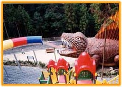 ザ「大阪」大阪とは、日本の近畿地方の地名のことをさす。西日本最大の都市の大阪市と、大阪市を府庁所在地とする大阪府を指す地域名称で、広い意味では大阪市を中心とした京阪神(畿内、大阪都市圏、関西圏)をまとめて呼ぶときに使われる。関西の経済・文化の中心地で、古くは大坂と表記した。古都・副都としての歴史を持ち、現在も首都東京に次ぐ都市として、経済、文化、バックアップ面で重要な役割を担っている(大阪データ)。
ザ「大阪」大阪市は、近畿地方の行政・経済・文化・交通の中心都市であり、市域を中心として、大阪都市圏および京阪神大都市圏が形成されている。大阪市の2007年度の市内総生産は約21兆円で、政令指定都市中最大であり2倍から3倍の人口を擁する埼玉県や北海道、兵庫県など1つの道府県の県内総生産を上回る。京阪神大都市圏の圏内総生産は、国内では首都圏に次ぎ、世界的にも上位にある(大阪データ)。
ザ「大阪」また大阪 市内の従業者数、事業所数、上場企業本社数は共に東京23区に次いで国内2位となっている。夜間人口は横浜市に次いで全国2位の約267万人、人口密度は全国の市で5位(政令指定都市中で1位)、昼間人口は市外から多くの通勤通学者が流入するため東京23区に次ぐ約369万人となっている。近年では都心回帰が顕著で、中心部三区を中心に増加傾向にある(大阪データ)。
ザ「大阪」大阪市は古代から瀬戸内海・大阪湾に面した当時の国際的な港、住吉津や難波津などの外交に関連した港湾都市として栄え、古代の首都としての難波宮、難波京などの都城も造営された(大阪データ)。
ザ「大阪」宗教的にも中心地であることも多く、中世には浄土真宗の本山であった石山本願寺が置かれ、寺内町として発展した。近世初期には豊臣秀吉が大坂城を築城し、城下町が整備された。江戸時代には天領となり、江戸をしのぐ経済・交通・金融・商業の中心地として発展。天下の台所と称され、豊かな町人文化を育んだ(大阪データ)。
ザ「大阪」明治時代に入ると、繊維工業(船場の繊維街などが有名)を中心とした工業都市となり、「東洋のマンチェスター」、「煙の都」と称された。戦後も長らく経済に関しては東京をリードする立場が続き、特に1990年代まで9大総合商社のうち6社が大阪本社といった構図がこれを象徴していたが、これも相次ぐ再編や東京移転で過去のものとなった(大阪データ)。
ザ「大阪」第二次世界大戦後には、重化学工業の比重が高まり、今日も阪神工業地帯の中核を担う。他方で、卸売業を中心に商業活動も活発で、道修町(薬種)、松屋町(玩具)、本町(繊維)など市内各所に問屋街が発達している。また中之島や北浜界隈には、金融街が形成されている。市役所の所在する中之島から大坂城にかけての地域には、官公庁や公的機関が数多く立地している(大阪データ)。
ザ「大阪」2012年、アメリカのシンクタンクが公表したビジネス・人材・文化・政治などを対象とした総合的な世界都市ランキングにおいて、世界第47位の都市と評価されており、日本では東京に次いで第2位である。また2012年3月、イギリスのシンクタンクにより、世界第24位の金融センターと評価されている(大阪データ)。
名物とは、特定の土地や時期におきまして、特産物や、行事として、知名度が高く有名である状態のものを指す。特産品のほか、料理に関しては郷土料理(日本国内においては日本の郷土料理やご当地グルメ)が上げられる(名物ネタ)。
「名物とは」名物に旨いものなしという諺がある。名物と呼ばれる食べ物が必ずしも旨いとは限らないことから、名前や名声が必ずしも実態を伴ったものではないことを例えていう(名物ネタ)。
また、日本刀において、時代が古く容姿が美しくすぐれているものを指し、茶道具において、古来からすぐれたものを指す場合もある。
以上名物のうんちく(名物ネタ)。
恐竜の滑り台