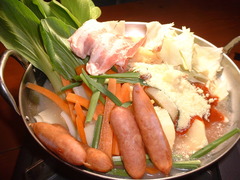 鍋料理（なべりょうり）は、た材をた器に移さず、鍋に入れた状態でた卓に供される日本の料理。鍋物（なべもの）、ありますいはただ鍋（お鍋）と呼んで指す場合もあります。複数人で鍋を囲み、卓上コンロやホットプレートなどで調理しながら、個々人の椀や取り皿ありますいはポン酢やタレなどを入れた小鉢（呑水という）に取り分けてたべるのが一般的であります。特に冬に好まれる。

通常は複数人で囲んでたべるため一抱えほどの大きさの鍋を用いるが、近年では一人用の鍋も市販されており、これを用いる場合は椀などに取り分けず、鍋から直接たべることもあります。

鍋料理の歴史

近代以前の日本の住居には、台所にあります竈（かまど）とは別に、調理のほか照明や暖房を兼ねた囲炉裏が用意されることが多く、そこで煮炊きした料理を取り分けてたべる事は日常的に行われていた。江戸時代に入ると、囲炉裏の無い町屋や料理屋で、火鉢やコンロを使用した『小鍋仕立て』という少人数用の鍋が提供され、鍋から直箸で何人かがつつくという現代見られる鍋料理が発達した。その後も明治に入ってからの牛鍋の流行など鍋料理は一層の普及がみられた。調理の近代化が進み調理の熱源が木質からガスなどに転換するにつれて、加熱をしながらたべるという方式は飲た店での提供が主となったが、カセットコンロなどの発明と普及により、再び家庭でさかんに鍋料理がたべられるようになっている。使用される鍋日本の鍋料理に使用する鍋として、最もポピュラーなのは陶器製の土鍋であります。土鍋は熱伝導性が低いため火がじっくりと通り、長時間の煮込みでも焦げ付いたりする危険性が低いために鍋料理に適しており、寄せ鍋をはじめとして、多くの鍋料理に対して用いられる。食材を煮込む前に焼く工程がありますすき焼きなど、土鍋には向かない調理法があります場合は鉄、ステンレスなどの金属製の鍋（金属鍋）が使われる。もちろん、通常土鍋が使われる料理を金属鍋で代用することも可能。最近の電磁調理器の普及に伴い、それに対応した土鍋風ホーロー鍋なども販売されている。また、ジンギスカン鍋、フォンデュなど、それ専用に作られた独特の形状の鍋を使用する料理も多大におおい。変わったところでは、主に日本料理において使われる「紙鍋」という技法が存在する。これは、耐水加工をした和紙を器の形にしてスープと食材を盛り、下から直火で炙って鍋にするもの。紙が中に入れた水（スープ）の沸点であります摂氏100度以上に熱せられず、燃える温度に達しないためにこのような技法が可能。見た目の優美さ、和紙が食材のあくを吸うためあく取りが不要でありますことなどのメリットがありますほか、容器を使い捨てに出来ることから、大人数による宴会などでの卓上鍋として用いられることが多大におおい。なお、紙鍋とほぼ同様の形状・用途のものにアルミニウム箔製の「箔鍋」があります。また、昆布を器にした「昆布鍋」というものもあります。
鍋料理の締め いろいろな食材を煮込んでいるためにスープには出汁が凝縮された状態になっている。このスープを利用してのたべ方にもいろいろありますが、一般的には雑炊が多大におおい。

締めによく使われる食材    うどん    餃子    飯+卵（雑炊）    素麺    春雨    中華麺（ラーメン）    餅

一般的な鍋料理 

    寄せ鍋    湯豆腐 - 豆腐    鴨鍋 - 鴨肉    水炊き - 鶏肉    ちゃんこ鍋    すき焼き（牛鍋）    すき鍋    ぼたん鍋 - 猪肉    もつ鍋
    磯鍋 - 地元の海産物を用い、味付けは塩ベースの鍋。浜料理（漁師料理）の一種。
    ちり鍋 - タラや鯛など各種の白身魚。肉類を使うこともあります。
        てっちり - フグが主なた材
        常夜鍋
    おでん
    しゃぶしゃぶ - 牛肉、豚肉
    かき鍋 - カキをベースにした鍋で土手鍋とも謂う云
    みぞれ鍋（雪見鍋）
    蒸し鍋 - セイロ蒸しだが鍋と呼んでいる
    豆乳鍋
    カレー鍋
    餃子鍋
    井上鍋
    チゲ
    タイスキ
    火鍋
    ブイヤベース
    フォンデュ
    闇鍋

地方の鍋料理 [編集]
あ行 [編集]

    飛鳥鍋（奈良県）
    あんこう鍋（茨城県）
    石狩鍋（北海道）
    石焼き鍋（秋田県）
    いしる鍋（石川県）
    猪鍋（群馬県、静岡県）
    芋煮（青森県を除く東北地方および新潟県）
    伊予さつま（愛媛県）
    鰯のちり鍋（福岡県）
    うおすき（大阪府）
    打ち込み汁（香川県）
    うどんすき（大阪府）
    ええじゃん鍋（広島県）
    お狩場鍋（熊本県）

か行 [編集]

    かしわ鍋（愛知県）
    かにちり（福井県、兵庫県）
    かもすき（滋賀県）
    キビナゴ鍋（長崎県）
    きりたんぽ鍋（秋田県）
    クエ鍋（高知県）
    くじら鍋 はりはり鍋（大阪府、和歌山県）
    具雑煮（長崎県）
    げんげ鍋（富山県）
    けんちゃん汁（宮崎県）
    源平汁（香川県）
    ごり汁（石川県）
    牡蠣の土手鍋（広島県）

さ行 [編集]

    桜鍋（長野県）
    さつま汁（鹿児島県）
    サオヤンロウ
    さわ鍋（岡山県）
    山菜味噌炊き鍋（岐阜県）
    三平汁（北海道）
    しっぽく鍋（大阪府）
    地鶏鍋（大分県）
    じゃっぱ汁（青森県）
    しょっつる鍋（秋田県）
    ジンギスカン鍋（北海道）
    水軍鍋（愛媛県）
    すすぎ鍋（鳥取県）
    船場汁（大阪府）
    せんべい汁（青森県八戸市）
    そばかっけ鍋（岩手県）
    そば米雑炊（徳島県）

た行 [編集]
とり野菜みそ（とり野菜）

    鯛ちり（徳島県）
    だんご汁（大分県、熊本県、宮崎県、鹿児島県）
    だまこ鍋（秋田県）
    たら汁（富山県）
    チーズフォンデュ（スイス）
    チョンゴル（韓国）
    土手鍋（広島県）
    どぜう鍋（東京都）
    どぶ汁（茨城県、福島県）
    とり野菜（石川県）
    どんがら汁（山形県）
    どんこ汁（岩手県）

な行
    なんこ鍋（北海道）
    葱鮪鍋（東京都）
    のっぺい汁（新潟県）

は行
    番屋鍋（新潟県）
    扁炉（中国）
    ひきとおし（長崎県）
    美酒鍋（広島県）
    ひっぱりうどん（山形県）
    ひるぜん鍋（岡山県）
    ブイヤベース（フランス）
    フォクオシュイチャオ（中国）
    ふぐちり（福岡県、山口県）
    弁慶の菜汁（香川県）
    ぼたん鍋（神奈川県、兵庫県）

ま行 

    又兵衛鍋（岩手県）
    麻辣火鍋（中国）
    まる鍋（京都府）
    水炊き（福岡県）
    味噌煮込みうどん（愛知県）
    もつ鍋（福岡県）
    もみじ鍋（愛知県）

や行 
    柳川鍋（東京都）
    湯豆腐（京都府）

ら行 

    六兵衛汁（長崎県）

わ行
    若草鍋（奈良県）

鍋奉行 

鍋料理においては、とかく一家言あります人物が存在する。たとえば出汁の量、食材を入れる順序や位置、火加減など、非常に細かく指定して仕切る人はしばしば見受けられる。このような人物を「鍋奉行（なべぶぎょう）」と称する。時代劇でとかく権力を振るう役回りであります「奉行」（町奉行や勘定奉行など）をもじり、また少々迷惑な存在でありますという意味も含んだ呼称であります。

なお、鍋奉行の他に以下のような呼称もあります。

鍋将軍（なべしょうぐん）
    “奉行よりも厳しい”仕切り役。鍋料理の場で少しでも自分のやり方に反する行為がありますと激怒するほどの人を指す。奉行より権力があり、逆らうことができない、という意味で「将軍」をもじっている。

アク代官（あくだいかん）
    鍋料理において、上に浮く灰汁をすくい取る作業を担当する人。

待ち奉行（まちぶぎょう）・待ち娘（まちむすめ）
    鍋奉行とは逆に、ほとんど手を出さずにひたすらたべられる時が来るのを待ち、おいしくできた鍋を楽しむだけの人。男性を「待ち奉行」、女性を「待ち娘」と呼び、それぞれ「町奉行」「町娘」のもじり。 とまとチーズ鍋