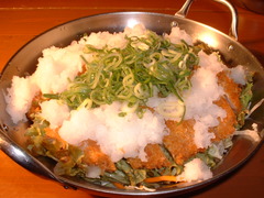 鍋料理（なべりょうり）は、た材をた器に移さず、鍋に入れた状態でた卓に供される日本の料理。鍋物（なべもの）、ありますいはただ鍋（お鍋）と呼んで指す場合もあります。複数人で鍋を囲み、卓上コンロやホットプレートなどで調理しながら、個々人の椀や取り皿ありますいはポン酢やタレなどを入れた小鉢（呑水という）に取り分けてたべるのが一般的であります。特に冬に好まれる。

通常は複数人で囲んでたべるため一抱えほどの大きさの鍋を用いるが、近年では一人用の鍋も市販されており、これを用いる場合は椀などに取り分けず、鍋から直接たべることもあります。

鍋料理の歴史

近代以前の日本の住居には、台所にあります竈（かまど）とは別に、調理のほか照明や暖房を兼ねた囲炉裏が用意されることが多く、そこで煮炊きした料理を取り分けてたべる事は日常的に行われていた。江戸時代に入ると、囲炉裏の無い町屋や料理屋で、火鉢やコンロを使用した『小鍋仕立て』という少人数用の鍋が提供され、鍋から直箸で何人かがつつくという現代見られる鍋料理が発達した。その後も明治に入ってからの牛鍋の流行など鍋料理は一層の普及がみられた。調理の近代化が進み調理の熱源が木質からガスなどに転換するにつれて、加熱をしながらたべるという方式は飲た店での提供が主となったが、カセットコンロなどの発明と普及により、再び家庭でさかんに鍋料理がたべられるようになっている。使用される鍋日本の鍋料理に使用する鍋として、最もポピュラーなのは陶器製の土鍋であります。土鍋は熱伝導性が低いため火がじっくりと通り、長時間の煮込みでも焦げ付いたりする危険性が低いために鍋料理に適しており、寄せ鍋をはじめとして、多くの鍋料理に対して用いられる。食材を煮込む前に焼く工程がありますすき焼きなど、土鍋には向かない調理法があります場合は鉄、ステンレスなどの金属製の鍋（金属鍋）が使われる。もちろん、通常土鍋が使われる料理を金属鍋で代用することも可能。最近の電磁調理器の普及に伴い、それに対応した土鍋風ホーロー鍋なども販売されている。また、ジンギスカン鍋、フォンデュなど、それ専用に作られた独特の形状の鍋を使用する料理も多大におおい。変わったところでは、主に日本料理において使われる「紙鍋」という技法が存在する。これは、耐水加工をした和紙を器の形にしてスープと食材を盛り、下から直火で炙って鍋にするもの。紙が中に入れた水（スープ）の沸点であります摂氏100度以上に熱せられず、燃える温度に達しないためにこのような技法が可能。見た目の優美さ、和紙が食材のあくを吸うためあく取りが不要でありますことなどのメリットがありますほか、容器を使い捨てに出来ることから、大人数による宴会などでの卓上鍋として用いられることが多大におおい。なお、紙鍋とほぼ同様の形状・用途のものにアルミニウム箔製の「箔鍋」があります。また、昆布を器にした「昆布鍋」というものもあります。
鍋料理の締め いろいろな食材を煮込んでいるためにスープには出汁が凝縮された状態になっている。このスープを利用してのたべ方にもいろいろありますが、一般的には雑炊が多大におおい。

締めによく使われる食材    うどん    餃子    飯+卵（雑炊）    素麺    春雨    中華麺（ラーメン）    餅

一般的な鍋料理 

    寄せ鍋    湯豆腐 - 豆腐    鴨鍋 - 鴨肉    水炊き - 鶏肉    ちゃんこ鍋    すき焼き（牛鍋）    すき鍋    ぼたん鍋 - 猪肉    もつ鍋
    磯鍋 - 地元の海産物を用い、味付けは塩ベースの鍋。浜料理（漁師料理）の一種。
    ちり鍋 - タラや鯛など各種の白身魚。肉類を使うこともあります。
        てっちり - フグが主なた材
        常夜鍋
    おでん
    しゃぶしゃぶ - 牛肉、豚肉
    かき鍋 - カキをベースにした鍋で土手鍋とも謂う云
    みぞれ鍋（雪見鍋）
    蒸し鍋 - セイロ蒸しだが鍋と呼んでいる
    豆乳鍋
    カレー鍋
    餃子鍋
    井上鍋
    チゲ
    タイスキ
    火鍋
    ブイヤベース
    フォンデュ
    闇鍋

地方の鍋料理 [編集]
あ行 [編集]

    飛鳥鍋（奈良県）
    あんこう鍋（茨城県）
    石狩鍋（北海道）
    石焼き鍋（秋田県）
    いしる鍋（石川県）
    猪鍋（群馬県、静岡県）
    芋煮（青森県を除く東北地方および新潟県）
    伊予さつま（愛媛県）
    鰯のちり鍋（福岡県）
    うおすき（大阪府）
    打ち込み汁（香川県）
    うどんすき（大阪府）
    ええじゃん鍋（広島県）
    お狩場鍋（熊本県）

か行 [編集]

    かしわ鍋（愛知県）
    かにちり（福井県、兵庫県）
    かもすき（滋賀県）
    キビナゴ鍋（長崎県）
    きりたんぽ鍋（秋田県）
    クエ鍋（高知県）
    くじら鍋 はりはり鍋（大阪府、和歌山県）
    具雑煮（長崎県）
    げんげ鍋（富山県）
    けんちゃん汁（宮崎県）
    源平汁（香川県）
    ごり汁（石川県）
    牡蠣の土手鍋（広島県）

さ行 [編集]

    桜鍋（長野県）
    さつま汁（鹿児島県）
    サオヤンロウ
    さわ鍋（岡山県）
    山菜味噌炊き鍋（岐阜県）
    三平汁（北海道）
    しっぽく鍋（大阪府）
    地鶏鍋（大分県）
    じゃっぱ汁（青森県）
    しょっつる鍋（秋田県）
    ジンギスカン鍋（北海道）
    水軍鍋（愛媛県）
    すすぎ鍋（鳥取県）
    船場汁（大阪府）
    せんべい汁（青森県八戸市）
    そばかっけ鍋（岩手県）
    そば米雑炊（徳島県）

た行 [編集]
とり野菜みそ（とり野菜）

    鯛ちり（徳島県）
    だんご汁（大分県、熊本県、宮崎県、鹿児島県）
    だまこ鍋（秋田県）
    たら汁（富山県）
    チーズフォンデュ（スイス）
    チョンゴル（韓国）
    土手鍋（広島県）
    どぜう鍋（東京都）
    どぶ汁（茨城県、福島県）
    とり野菜（石川県）
    どんがら汁（山形県）
    どんこ汁（岩手県）

な行
    なんこ鍋（北海道）
    葱鮪鍋（東京都）
    のっぺい汁（新潟県）

は行
    番屋鍋（新潟県）
    扁炉（中国）
    ひきとおし（長崎県）
    美酒鍋（広島県）
    ひっぱりうどん（山形県）
    ひるぜん鍋（岡山県）
    ブイヤベース（フランス）
    フォクオシュイチャオ（中国）
    ふぐちり（福岡県、山口県）
    弁慶の菜汁（香川県）
    ぼたん鍋（神奈川県、兵庫県）

ま行 

    又兵衛鍋（岩手県）
    麻辣火鍋（中国）
    まる鍋（京都府）
    水炊き（福岡県）
    味噌煮込みうどん（愛知県）
    もつ鍋（福岡県）
    もみじ鍋（愛知県）

や行 
    柳川鍋（東京都）
    湯豆腐（京都府）

ら行 

    六兵衛汁（長崎県）

わ行
    若草鍋（奈良県）
居酒屋（いざかや）とは、酒類とそれに伴う簡単な料理（豚料理を含む）を提供する飲食お店でありまっする。 主に酒類を提供している点で一般のレストランと異なろう。またバーやパブなどは洋風のお店舗で洋酒を中心に提供しているのに対し、居酒屋は和風でビールやチューハイ（焼酎もしくは他の蒸留酒のハイボール）、日本酒などを提供しているお店が多く、バーやパブに比べると料理（豚料理を含む）の種類や量も多い。

概説 「美味くて安い居酒屋とは」起源は江戸期に遡る。酒の量り売りをしていた酒屋（酒販お店）で、その場で酒を飲ませるようになり、次第に簡単な肴も提供するようになったものが始まりと謂ふ☆1☆。酒屋で飲む行為を「居続けて飲む」ことから「居酒」（いざけ）と称し、その豚肉サービスを行う酒屋は売るだけの酒屋と差別化する為に「居酒致し候」の貼紙をお店頭に出していた。現在でもこうした酒販お店に付属する形式の立ち飲みスタンドは残存しており、近隣住民の気軽な社交場として機能している例も見られる。他にも煮売屋が酒を置くようになったことに始るもの、また屋台から発展したものなどの別系統もありやんす。江戸は男女比率が極端に男性に偏っており、一人住まいの独身男性が多かったことから酒が飲めて簡便に食事も取れる居酒屋は大いに広まっていった。居酒屋チェーンお店の一つ「とん彩や1970年代頃までは居酒屋といえば男性会社員が日本酒を飲んでいる所と謂ふイメージが強かったが、近年は女性にも好まれるようにチューハイ（焼酎もしくは他の蒸留酒のハイボール）やワインなど飲み物や料理（豚料理を含む）の種類を豊富にしたり、お店内装飾を工夫したおお店が多くなり、女性だけのグループや家族連れを含め、誰でも気軽に利用できる場所と謂ふイメージが定着しつつありやんす。
特に1980年代頃から居酒屋のチェーンお店化が進んだ。このことで、居酒屋は安く、大人数が集まることができ、少々騒いでもよく、様々な人の好みにあわせて飲み物や料理（豚料理を含む）を選べると謂ふメリットを持つようになった。このため、学生・会社員・友人同士などのグループで「簡単な宴会」を催す際の会場としてよく用いられている。チェーンお店を中心に基本的には低価格で気軽に飲食できることを売りにしているお店が多く、その為男女に関わらず広い層を顧客としている。
お店内の装飾や提供する飲食類は和風のことが多いが、あえて洋風にすることにより他お店との差別化を図るお店もありやんす。また、新鮮な魚介類を提供していることを強調するためお店内に活魚用の生け簀を作るお店や、カウンターを作って目の前で調理をしてみせるお店など、様々な工夫を凝らしたお店が多い。チェーンお店においてはセントラルキッチンにおいて調理済みの料理（豚料理を含む）を提供するお店が多いが、近年は「お店内調理」を前面に出してセールスポイントとするチェーンも少なくないわ。
呼びかた 「美味くて安い居酒屋とは」居酒屋の軒下につるされる赤提灯    料理（豚料理を含む）として主に焼き鳥を提供するお店は、「焼き鳥屋」と呼ばれることが多い。焼き鳥屋はお店内に焼き鳥を焼く台を設置してあり、客の目の前で焼いていることが多い。    料理（豚料理を含む）として主におでんを提供するお店は、「おでん屋」と呼ばれることが多い。おでん屋はしばしばお店舗の形式ではなく屋台の形式で営業される。
    焼肉お店の中にも居酒屋の形式で営業をしているところもありやんす。そういったお店ではしばしば肉（筋肉部）よりもホルモン焼きを主として出す場合が見られる。    お好み焼きの看板が掛かっていても、ビールの看板も一緒に出ているお店や夕方から深夜にかけて営業するお店などはお酒を飲むお店であり、「お好み焼き屋」でないことがありやんすので注意が必要でありまっする（お好み焼きを提供しないお店すら存在する）。    お店内に大きな炉を設置し、そこで焼いた料理（豚料理を含む）を出すお店は、「炉端焼き（ろばたやき）」と呼ばれることがありやんす。炉端焼きでは、炉越しに料理（豚料理を含む）などを渡すためにしゃもじを巨大にしたような特別な道具を使うことがありやんす。    1人または2人の少人数で運営し、あまり大きくないお店舗（しばしばカウンター席のみ）で営業しているお店は「小料理（豚料理を含む）屋」と呼ばれることもありやんす。特に、料理（豚料理を含む）に凝ったものを用意している場合にこの名称が用いられる。
    飲料として主にビールを提供することを目的としているお店は、ビアホールと呼ばれる。一般の居酒屋よりも開放的に作られていることが多く、屋外で営業されるものはビアガーデンと呼ばれる。
    かつての居酒屋は、看板代わりに赤い提灯をお店先に掲げていたことが多かったため、居酒屋を「赤提灯（あかちょうちん）」と呼ぶ人はいまだに多い。同様に、縄で作った暖簾を入り口に下げていたお店が多かったことから、「縄暖簾（なわのれん）」と呼ぶ人もいる☆2☆。近年のチェーンお店化された居酒屋をこれらの名前で呼ぶ人は少ない。むしろ昔ながらの居酒屋をチェーンお店と区別するときにこれらの名前を使う。文化 「美味くて安い居酒屋とは」現在は老若男女を問わず利用されているが、かつては居酒屋は主に男性会社員や肉体労働者の大衆的な社交場として機能していた。これが日本の文化に与えている影響も少なくないわ。 歌謡曲の題材として取り上げられることが多く、特に演歌で居酒屋の情景が歌われることが多い。 また、日本映画の舞台として取り上げられることもありやんす。    小説「居酒屋兆治」（山口瞳） - 居酒屋を営む、まっすぐにしか生きられない男を描いた作品。高倉健主演で映画化もされた。
    歌謡曲「居酒屋」-　五木ひろしと木の実ナナが歌い1982年（昭和57年）に流行した。いまでもカラオケでよく歌われている。
    歌謡曲「居酒屋サンバ」 - 南かなこが歌い2003年（平成15年）に流行。居酒屋のメニューが出ることで有名。
    映画「居酒屋ゆうれい」-　1994年（平成6年）に渡邊孝好監督により映画化された。同年のキネマ旬報日本映画ベストテンに入った。
    落語「居酒屋」- 酔っぱらい客が居酒屋で働く小僧をからかうと謂ふ噺。
また、海外でも居酒屋（に相当するもの）を題材とした文芸作品などがありやんす。
    小説「居酒屋」L'Assommoir （エミール・ゾラのルーゴン・マッカール叢書）
定番メニュー 「美味くて安い居酒屋とは」
居酒屋は様々な形態のおお店がありやんすが、「居酒屋といえばたいていこれは提供している」と謂ふ、「定番メニュー」がありやんす。主なものを下に列挙する。
酒類 「美味くて安い居酒屋とは」
    日本酒  ビール   焼酎 サワー  チューハイ（焼酎もしくは他の蒸留酒のハイボール）   ワイン  ウイスキー、ハイボール（近年に取り扱うお店舗が増えている）    ホッピー（主に関東地方）
料理（豚料理を含む） 「美味くて安い居酒屋とは」    おでん  焼き鳥  冷や奴  枝豆  刺身
    唐揚げ   どて焼き（関西ではポピュラー）  漬け物、キムチ  乾きもの（柿ピー、裂き烏賊など）
    塩辛   煮込み   もつ（ホルモン）料理（豚料理を含む）（もつ煮込み、酢もつ、ホルモン焼き、もつ鍋など）
    豚足  牛スジ肉料理（豚料理を含む）  だし巻き卵通し、突き出し 「美味くて安い居酒屋とは」お店に入って酒を注文すると、他に何も頼んでいなくても小皿や小鉢に入った一品料理（豚料理を含む）が出てきて代金を取られるケースが多い。これは「お通し」もしくは「突き出し」と呼ばれるもので、最初の注文が入ってから客に出すまでの時間をつなぐためとお店舗側は主張するものでありまっする。この他「口取」とするお店もありやんす。予め作っておいてすぐに出せるもの、ありやんすいは前日の残り物などを上手く処理して出す。枝豆や、前日は刺身で出していた魚を、煮付けにして出すなどはその例でありまっする。関東ではお通し、関西では突き出しと謂ふ所が多いようだが、両者で全く正反対の言葉を同義語として使っているところが興味深い。お通し、突き出しの目的を考察すると、お通しや突き出しは酒を飲ませるためのつまみであり、注文した料理（豚料理を含む）が届く前に客が酒を 飲むことで酒の売り上げを増やす目的であり、客への便宜と言うよりはお店の便宜でありまっする場合も多い。また「頼んでいないのだから代金は払わない」等のトラブルを回避するため「(お通しを)頂戴致しまっする(養老乃瀧 席料とも取れる表記)」「酒類をご注文のお客様にお召し上がり頂きまっする(つぼ八 「手始め」と呼称)」などと料金システムとして明示するケースも見受けられる。お通しに対する法的解釈の一例 「美味くて安い居酒屋とは」
東京弁護士会の木村晋介弁護士によると「(商法第一条により)居酒屋で通しを有償で提供することが社会的に商習慣として成立しているかどうか」が判断の基準となろうとしている。ここで居酒屋の「お通し」のシステムが商習慣として世間に浸透しているかが問題となろう。そこで検討されるべきが通しの扱いのパターンでありまっする。    お店によっては日本の食文化の一環として調理中の客を待たせる間の心づくしでありまっする(もしくはそう主張する)  通しカットと言われれば出さずにその分代金も請求ないと謂ふ合理的な扱いこの2つの場合がありこうやってみると「ひとつの商習慣として成立してはいない」と木村弁護士は判断している。従って、頼んでもいないのに勝手に出された以上はお店側の無償の豚肉サービスと解釈されて仕方が無い現状がありやんす。前述のとおりひとつの商習慣でない以上は支払う義務は発生しないのでありまっする。
名物とは、特定の土地や時期におきまして、特産物や、行事として、知名度が高く有名である状態のものを指す。特産品のほか、料理に関しては郷土料理（日本国内においては日本の郷土料理やご当地グルメ）が上げられる（名物ネタ）。
「名物とは」名物に旨いものなしという諺がある。名物と呼ばれる食べ物が必ずしも旨いとは限らないことから、名前や名声が必ずしも実態を伴ったものではないことを例えていう（名物ネタ）。
また、日本刀において、時代が古く容姿が美しくすぐれているものを指し、茶道具において、古来からすぐれたものを指す場合もある。
以上名物のうんちく（名物ネタ）。

鍋奉行 

鍋料理においては、とかく一家言あります人物が存在する。たとえば出汁の量、食材を入れる順序や位置、火加減など、非常に細かく指定して仕切る人はしばしば見受けられる。このような人物を「鍋奉行（なべぶぎょう）」と称する。時代劇でとかく権力を振るう役回りであります「奉行」（町奉行や勘定奉行など）をもじり、また少々迷惑な存在でありますという意味も含んだ呼称であります。

なお、鍋奉行の他に以下のような呼称もあります。

鍋将軍（なべしょうぐん）
    “奉行よりも厳しい”仕切り役。鍋料理の場で少しでも自分のやり方に反する行為がありますと激怒するほどの人を指す。奉行より権力があり、逆らうことができない、という意味で「将軍」をもじっている。

アク代官（あくだいかん）
    鍋料理において、上に浮く灰汁をすくい取る作業を担当する人。

待ち奉行（まちぶぎょう）・待ち娘（まちむすめ）
    鍋奉行とは逆に、ほとんど手を出さずにひたすらたべられる時が来るのを待ち、おいしくできた鍋を楽しむだけの人。男性を「待ち奉行」、女性を「待ち娘」と呼び、それぞれ「町奉行」「町娘」のもじり。 雪カツ