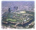 ザ「大阪」大阪とは、日本の近畿地方の地名のことをさす。西日本最大の都市の大阪市と、大阪市を府庁所在地とする大阪府を指す地域名称で、広い意味では大阪市を中心とした京阪神(畿内、大阪都市圏、関西圏)をまとめて呼ぶときに使われる。関西の経済・文化の中心地で、古くは大坂と表記した。古都・副都としての歴史を持ち、現在も首都東京に次ぐ都市として、経済、文化、バックアップ面で重要な役割を担っている(大阪データ)。
ザ「大阪」大阪市は、近畿地方の行政・経済・文化・交通の中心都市であり、市域を中心として、大阪都市圏および京阪神大都市圏が形成されている。大阪市の2007年度の市内総生産は約21兆円で、政令指定都市中最大であり2倍から3倍の人口を擁する埼玉県や北海道、兵庫県など1つの道府県の県内総生産を上回る。京阪神大都市圏の圏内総生産は、国内では首都圏に次ぎ、世界的にも上位にある(大阪データ)。
ザ「大阪」また大阪 市内の従業者数、事業所数、上場企業本社数は共に東京23区に次いで国内2位となっている。夜間人口は横浜市に次いで全国2位の約267万人、人口密度は全国の市で5位(政令指定都市中で1位)、昼間人口は市外から多くの通勤通学者が流入するため東京23区に次ぐ約369万人となっている。近年では都心回帰が顕著で、中心部三区を中心に増加傾向にある(大阪データ)。
ザ「大阪」大阪市は古代から瀬戸内海・大阪湾に面した当時の国際的な港、住吉津や難波津などの外交に関連した港湾都市として栄え、古代の首都としての難波宮、難波京などの都城も造営された(大阪データ)。
ザ「大阪」宗教的にも中心地であることも多く、中世には浄土真宗の本山であった石山本願寺が置かれ、寺内町として発展した。近世初期には豊臣秀吉が大坂城を築城し、城下町が整備された。江戸時代には天領となり、江戸をしのぐ経済・交通・金融・商業の中心地として発展。天下の台所と称され、豊かな町人文化を育んだ(大阪データ)。
ザ「大阪」明治時代に入ると、繊維工業(船場の繊維街などが有名)を中心とした工業都市となり、「東洋のマンチェスター」、「煙の都」と称された。戦後も長らく経済に関しては東京をリードする立場が続き、特に1990年代まで9大総合商社のうち6社が大阪本社といった構図がこれを象徴していたが、これも相次ぐ再編や東京移転で過去のものとなった(大阪データ)。
ザ「大阪」第二次世界大戦後には、重化学工業の比重が高まり、今日も阪神工業地帯の中核を担う。他方で、卸売業を中心に商業活動も活発で、道修町(薬種)、松屋町(玩具)、本町(繊維)など市内各所に問屋街が発達している。また中之島や北浜界隈には、金融街が形成されている。市役所の所在する中之島から大坂城にかけての地域には、官公庁や公的機関が数多く立地している(大阪データ)。
ザ「大阪」2012年、アメリカのシンクタンクが公表したビジネス・人材・文化・政治などを対象とした総合的な世界都市ランキングにおいて、世界第47位の都市と評価されており、日本では東京に次いで第2位である。また2012年3月、イギリスのシンクタンクにより、世界第24位の金融センターと評価されている(大阪データ)。
上空