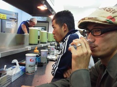 Pオレたち大阪福島、座敷があるから宴会も向いてる居酒屋とん彩やのスタッフがよく食べる賄は、お好み焼き、タコ焼き、焼きそば、しゃぶしゃぶ、すき焼き、カレー鍋、串カツ、トンカツ、カツ丼、トマト鍋とたくさんあるが、一番うまいのは、ハラミポン酢。外せないのはやきとん串の塩タンだろう。1000033