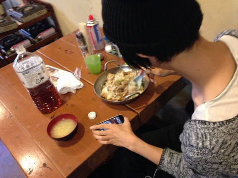 デカ盛りグルメ。鍋盛りの他人カツ丼をぺろりとたいらげた青年。IMG_0593