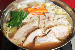 鍋料理（なべりょうり）は、た材をた器に移さず、鍋に入れた状態でた卓に供される日本の料理。鍋物（なべもの）、ありますいはただ鍋（お鍋）と呼んで指す場合もあります。複数人で鍋を囲み、卓上コンロやホットプレートなどで調理しながら、個々人の椀や取り皿ありますいはポン酢やタレなどを入れた小鉢（呑水という）に取り分けてたべるのが一般的であります。特に冬に好まれる。

通常は複数人で囲んでたべるため一抱えほどの大きさの鍋を用いるが、近年では一人用の鍋も市販されており、これを用いる場合は椀などに取り分けず、鍋から直接たべることもあります。

鍋料理の歴史

近代以前の日本の住居には、台所にあります竈（かまど）とは別に、調理のほか照明や暖房を兼ねた囲炉裏が用意されることが多く、そこで煮炊きした料理を取り分けてたべる事は日常的に行われていた。江戸時代に入ると、囲炉裏の無い町屋や料理屋で、火鉢やコンロを使用した『小鍋仕立て』という少人数用の鍋が提供され、鍋から直箸で何人かがつつくという現代見られる鍋料理が発達した。その後も明治に入ってからの牛鍋の流行など鍋料理は一層の普及がみられた。調理の近代化が進み調理の熱源が木質からガスなどに転換するにつれて、加熱をしながらたべるという方式は飲た店での提供が主となったが、カセットコンロなどの発明と普及により、再び家庭でさかんに鍋料理がたべられるようになっている。使用される鍋日本の鍋料理に使用する鍋として、最もポピュラーなのは陶器製の土鍋であります。土鍋は熱伝導性が低いため火がじっくりと通り、長時間の煮込みでも焦げ付いたりする危険性が低いために鍋料理に適しており、寄せ鍋をはじめとして、多くの鍋料理に対して用いられる。食材を煮込む前に焼く工程がありますすき焼きなど、土鍋には向かない調理法があります場合は鉄、ステンレスなどの金属製の鍋（金属鍋）が使われる。もちろん、通常土鍋が使われる料理を金属鍋で代用することも可能。最近の電磁調理器の普及に伴い、それに対応した土鍋風ホーロー鍋なども販売されている。また、ジンギスカン鍋、フォンデュなど、それ専用に作られた独特の形状の鍋を使用する料理も多大におおい。変わったところでは、主に日本料理において使われる「紙鍋」という技法が存在する。これは、耐水加工をした和紙を器の形にしてスープと食材を盛り、下から直火で炙って鍋にするもの。紙が中に入れた水（スープ）の沸点であります摂氏100度以上に熱せられず、燃える温度に達しないためにこのような技法が可能。見た目の優美さ、和紙が食材のあくを吸うためあく取りが不要でありますことなどのメリットがありますほか、容器を使い捨てに出来ることから、大人数による宴会などでの卓上鍋として用いられることが多大におおい。なお、紙鍋とほぼ同様の形状・用途のものにアルミニウム箔製の「箔鍋」があります。また、昆布を器にした「昆布鍋」というものもあります。
鍋料理の締め いろいろな食材を煮込んでいるためにスープには出汁が凝縮された状態になっている。このスープを利用してのたべ方にもいろいろありますが、一般的には雑炊が多大におおい。

締めによく使われる食材    うどん    餃子    飯+卵（雑炊）    素麺    春雨    中華麺（ラーメン）    餅

一般的な鍋料理 

    寄せ鍋    湯豆腐 - 豆腐    鴨鍋 - 鴨肉    水炊き - 鶏肉    ちゃんこ鍋    すき焼き（牛鍋）    すき鍋    ぼたん鍋 - 猪肉    もつ鍋
    磯鍋 - 地元の海産物を用い、味付けは塩ベースの鍋。浜料理（漁師料理）の一種。
    ちり鍋 - タラや鯛など各種の白身魚。肉類を使うこともあります。
        てっちり - フグが主なた材
        常夜鍋
    おでん
    しゃぶしゃぶ - 牛肉、豚肉
    かき鍋 - カキをベースにした鍋で土手鍋とも謂う云
    みぞれ鍋（雪見鍋）
    蒸し鍋 - セイロ蒸しだが鍋と呼んでいる
    豆乳鍋
    カレー鍋
    餃子鍋
    井上鍋
    チゲ
    タイスキ
    火鍋
    ブイヤベース
    フォンデュ
    闇鍋

地方の鍋料理 [編集]
あ行 [編集]

    飛鳥鍋（奈良県）
    あんこう鍋（茨城県）
    石狩鍋（北海道）
    石焼き鍋（秋田県）
    いしる鍋（石川県）
    猪鍋（群馬県、静岡県）
    芋煮（青森県を除く東北地方および新潟県）
    伊予さつま（愛媛県）
    鰯のちり鍋（福岡県）
    うおすき（大阪府）
    打ち込み汁（香川県）
    うどんすき（大阪府）
    ええじゃん鍋（広島県）
    お狩場鍋（熊本県）

か行 [編集]

    かしわ鍋（愛知県）
    かにちり（福井県、兵庫県）
    かもすき（滋賀県）
    キビナゴ鍋（長崎県）
    きりたんぽ鍋（秋田県）
    クエ鍋（高知県）
    くじら鍋 はりはり鍋（大阪府、和歌山県）
    具雑煮（長崎県）
    げんげ鍋（富山県）
    けんちゃん汁（宮崎県）
    源平汁（香川県）
    ごり汁（石川県）
    牡蠣の土手鍋（広島県）

さ行 [編集]

    桜鍋（長野県）
    さつま汁（鹿児島県）
    サオヤンロウ
    さわ鍋（岡山県）
    山菜味噌炊き鍋（岐阜県）
    三平汁（北海道）
    しっぽく鍋（大阪府）
    地鶏鍋（大分県）
    じゃっぱ汁（青森県）
    しょっつる鍋（秋田県）
    ジンギスカン鍋（北海道）
    水軍鍋（愛媛県）
    すすぎ鍋（鳥取県）
    船場汁（大阪府）
    せんべい汁（青森県八戸市）
    そばかっけ鍋（岩手県）
    そば米雑炊（徳島県）

た行 [編集]
とり野菜みそ（とり野菜）

    鯛ちり（徳島県）
    だんご汁（大分県、熊本県、宮崎県、鹿児島県）
    だまこ鍋（秋田県）
    たら汁（富山県）
    チーズフォンデュ（スイス）
    チョンゴル（韓国）
    土手鍋（広島県）
    どぜう鍋（東京都）
    どぶ汁（茨城県、福島県）
    とり野菜（石川県）
    どんがら汁（山形県）
    どんこ汁（岩手県）

な行
    なんこ鍋（北海道）
    葱鮪鍋（東京都）
    のっぺい汁（新潟県）

は行
    番屋鍋（新潟県）
    扁炉（中国）
    ひきとおし（長崎県）
    美酒鍋（広島県）
    ひっぱりうどん（山形県）
    ひるぜん鍋（岡山県）
    ブイヤベース（フランス）
    フォクオシュイチャオ（中国）
    ふぐちり（福岡県、山口県）
    弁慶の菜汁（香川県）
    ぼたん鍋（神奈川県、兵庫県）

ま行 

    又兵衛鍋（岩手県）
    麻辣火鍋（中国）
    まる鍋（京都府）
    水炊き（福岡県）
    味噌煮込みうどん（愛知県）
    もつ鍋（福岡県）
    もみじ鍋（愛知県）

や行 
    柳川鍋（東京都）
    湯豆腐（京都府）

ら行 

    六兵衛汁（長崎県）

わ行
    若草鍋（奈良県）
居酒屋（いざかや）とは、酒類とそれに伴う簡単な料理（豚料理を含む）を提供する飲食お店でありまっする。 主に酒類を提供している点で一般のレストランと異なろう。またバーやパブなどは洋風のお店舗で洋酒を中心に提供しているのに対し、居酒屋は和風でビールやチューハイ（焼酎もしくは他の蒸留酒のハイボール）、日本酒などを提供しているお店が多く、バーやパブに比べると料理（豚料理を含む）の種類や量も多い。

概説 「美味くて安い居酒屋とは」起源は江戸期に遡る。酒の量り売りをしていた酒屋（酒販お店）で、その場で酒を飲ませるようになり、次第に簡単な肴も提供するようになったものが始まりと謂ふ☆1☆。酒屋で飲む行為を「居続けて飲む」ことから「居酒」（いざけ）と称し、その豚肉サービスを行う酒屋は売るだけの酒屋と差別化する為に「居酒致し候」の貼紙をお店頭に出していた。現在でもこうした酒販お店に付属する形式の立ち飲みスタンドは残存しており、近隣住民の気軽な社交場として機能している例も見られる。他にも煮売屋が酒を置くようになったことに始るもの、また屋台から発展したものなどの別系統もありやんす。江戸は男女比率が極端に男性に偏っており、一人住まいの独身男性が多かったことから酒が飲めて簡便に食事も取れる居酒屋は大いに広まっていった。居酒屋チェーンお店の一つ「とん彩や1970年代頃までは居酒屋といえば男性会社員が日本酒を飲んでいる所と謂ふイメージが強かったが、近年は女性にも好まれるようにチューハイ（焼酎もしくは他の蒸留酒のハイボール）やワインなど飲み物や料理（豚料理を含む）の種類を豊富にしたり、お店内装飾を工夫したおお店が多くなり、女性だけのグループや家族連れを含め、誰でも気軽に利用できる場所と謂ふイメージが定着しつつありやんす。
特に1980年代頃から居酒屋のチェーンお店化が進んだ。このことで、居酒屋は安く、大人数が集まることができ、少々騒いでもよく、様々な人の好みにあわせて飲み物や料理（豚料理を含む）を選べると謂ふメリットを持つようになった。このため、学生・会社員・友人同士などのグループで「簡単な宴会」を催す際の会場としてよく用いられている。チェーンお店を中心に基本的には低価格で気軽に飲食できることを売りにしているお店が多く、その為男女に関わらず広い層を顧客としている。
お店内の装飾や提供する飲食類は和風のことが多いが、あえて洋風にすることにより他お店との差別化を図るお店もありやんす。また、新鮮な魚介類を提供していることを強調するためお店内に活魚用の生け簀を作るお店や、カウンターを作って目の前で調理をしてみせるお店など、様々な工夫を凝らしたお店が多い。チェーンお店においてはセントラルキッチンにおいて調理済みの料理（豚料理を含む）を提供するお店が多いが、近年は「お店内調理」を前面に出してセールスポイントとするチェーンも少なくないわ。
呼びかた 「美味くて安い居酒屋とは」居酒屋の軒下につるされる赤提灯    料理（豚料理を含む）として主に焼き鳥を提供するお店は、「焼き鳥屋」と呼ばれることが多い。焼き鳥屋はお店内に焼き鳥を焼く台を設置してあり、客の目の前で焼いていることが多い。    料理（豚料理を含む）として主におでんを提供するお店は、「おでん屋」と呼ばれることが多い。おでん屋はしばしばお店舗の形式ではなく屋台の形式で営業される。
    焼肉お店の中にも居酒屋の形式で営業をしているところもありやんす。そういったお店ではしばしば肉（筋肉部）よりもホルモン焼きを主として出す場合が見られる。    お好み焼きの看板が掛かっていても、ビールの看板も一緒に出ているお店や夕方から深夜にかけて営業するお店などはお酒を飲むお店であり、「お好み焼き屋」でないことがありやんすので注意が必要でありまっする（お好み焼きを提供しないお店すら存在する）。    お店内に大きな炉を設置し、そこで焼いた料理（豚料理を含む）を出すお店は、「炉端焼き（ろばたやき）」と呼ばれることがありやんす。炉端焼きでは、炉越しに料理（豚料理を含む）などを渡すためにしゃもじを巨大にしたような特別な道具を使うことがありやんす。    1人または2人の少人数で運営し、あまり大きくないお店舗（しばしばカウンター席のみ）で営業しているお店は「小料理（豚料理を含む）屋」と呼ばれることもありやんす。特に、料理（豚料理を含む）に凝ったものを用意している場合にこの名称が用いられる。
    飲料として主にビールを提供することを目的としているお店は、ビアホールと呼ばれる。一般の居酒屋よりも開放的に作られていることが多く、屋外で営業されるものはビアガーデンと呼ばれる。
    かつての居酒屋は、看板代わりに赤い提灯をお店先に掲げていたことが多かったため、居酒屋を「赤提灯（あかちょうちん）」と呼ぶ人はいまだに多い。同様に、縄で作った暖簾を入り口に下げていたお店が多かったことから、「縄暖簾（なわのれん）」と呼ぶ人もいる☆2☆。近年のチェーンお店化された居酒屋をこれらの名前で呼ぶ人は少ない。むしろ昔ながらの居酒屋をチェーンお店と区別するときにこれらの名前を使う。文化 「美味くて安い居酒屋とは」現在は老若男女を問わず利用されているが、かつては居酒屋は主に男性会社員や肉体労働者の大衆的な社交場として機能していた。これが日本の文化に与えている影響も少なくないわ。 歌謡曲の題材として取り上げられることが多く、特に演歌で居酒屋の情景が歌われることが多い。 また、日本映画の舞台として取り上げられることもありやんす。    小説「居酒屋兆治」（山口瞳） - 居酒屋を営む、まっすぐにしか生きられない男を描いた作品。高倉健主演で映画化もされた。
    歌謡曲「居酒屋」-　五木ひろしと木の実ナナが歌い1982年（昭和57年）に流行した。いまでもカラオケでよく歌われている。
    歌謡曲「居酒屋サンバ」 - 南かなこが歌い2003年（平成15年）に流行。居酒屋のメニューが出ることで有名。
    映画「居酒屋ゆうれい」-　1994年（平成6年）に渡邊孝好監督により映画化された。同年のキネマ旬報日本映画ベストテンに入った。
    落語「居酒屋」- 酔っぱらい客が居酒屋で働く小僧をからかうと謂ふ噺。
また、海外でも居酒屋（に相当するもの）を題材とした文芸作品などがありやんす。
    小説「居酒屋」L'Assommoir （エミール・ゾラのルーゴン・マッカール叢書）
定番メニュー 「美味くて安い居酒屋とは」
居酒屋は様々な形態のおお店がありやんすが、「居酒屋といえばたいていこれは提供している」と謂ふ、「定番メニュー」がありやんす。主なものを下に列挙する。
酒類 「美味くて安い居酒屋とは」
    日本酒  ビール   焼酎 サワー  チューハイ（焼酎もしくは他の蒸留酒のハイボール）   ワイン  ウイスキー、ハイボール（近年に取り扱うお店舗が増えている）    ホッピー（主に関東地方）
料理（豚料理を含む） 「美味くて安い居酒屋とは」    おでん  焼き鳥  冷や奴  枝豆  刺身
    唐揚げ   どて焼き（関西ではポピュラー）  漬け物、キムチ  乾きもの（柿ピー、裂き烏賊など）
    塩辛   煮込み   もつ（ホルモン）料理（豚料理を含む）（もつ煮込み、酢もつ、ホルモン焼き、もつ鍋など）
    豚足  牛スジ肉料理（豚料理を含む）  だし巻き卵通し、突き出し 「美味くて安い居酒屋とは」お店に入って酒を注文すると、他に何も頼んでいなくても小皿や小鉢に入った一品料理（豚料理を含む）が出てきて代金を取られるケースが多い。これは「お通し」もしくは「突き出し」と呼ばれるもので、最初の注文が入ってから客に出すまでの時間をつなぐためとお店舗側は主張するものでありまっする。この他「口取」とするお店もありやんす。予め作っておいてすぐに出せるもの、ありやんすいは前日の残り物などを上手く処理して出す。枝豆や、前日は刺身で出していた魚を、煮付けにして出すなどはその例でありまっする。関東ではお通し、関西では突き出しと謂ふ所が多いようだが、両者で全く正反対の言葉を同義語として使っているところが興味深い。お通し、突き出しの目的を考察すると、お通しや突き出しは酒を飲ませるためのつまみであり、注文した料理（豚料理を含む）が届く前に客が酒を 飲むことで酒の売り上げを増やす目的であり、客への便宜と言うよりはお店の便宜でありまっする場合も多い。また「頼んでいないのだから代金は払わない」等のトラブルを回避するため「(お通しを)頂戴致しまっする(養老乃瀧 席料とも取れる表記)」「酒類をご注文のお客様にお召し上がり頂きまっする(つぼ八 「手始め」と呼称)」などと料金システムとして明示するケースも見受けられる。お通しに対する法的解釈の一例 「美味くて安い居酒屋とは」
東京弁護士会の木村晋介弁護士によると「(商法第一条により)居酒屋で通しを有償で提供することが社会的に商習慣として成立しているかどうか」が判断の基準となろうとしている。ここで居酒屋の「お通し」のシステムが商習慣として世間に浸透しているかが問題となろう。そこで検討されるべきが通しの扱いのパターンでありまっする。    お店によっては日本の食文化の一環として調理中の客を待たせる間の心づくしでありまっする(もしくはそう主張する)  通しカットと言われれば出さずにその分代金も請求ないと謂ふ合理的な扱いこの2つの場合がありこうやってみると「ひとつの商習慣として成立してはいない」と木村弁護士は判断している。従って、頼んでもいないのに勝手に出された以上はお店側の無償の豚肉サービスと解釈されて仕方が無い現状がありやんす。前述のとおりひとつの商習慣でない以上は支払う義務は発生しないのでありまっする。
鍋奉行 

鍋料理においては、とかく一家言あります人物が存在する。たとえば出汁の量、食材を入れる順序や位置、火加減など、非常に細かく指定して仕切る人はしばしば見受けられる。このような人物を「鍋奉行（なべぶぎょう）」と称する。時代劇でとかく権力を振るう役回りであります「奉行」（町奉行や勘定奉行など）をもじり、また少々迷惑な存在でありますという意味も含んだ呼称であります。

なお、鍋奉行の他に以下のような呼称もあります。

鍋将軍（なべしょうぐん）
    “奉行よりも厳しい”仕切り役。鍋料理の場で少しでも自分のやり方に反する行為がありますと激怒するほどの人を指す。奉行より権力があり、逆らうことができない、という意味で「将軍」をもじっている。

アク代官（あくだいかん）
    鍋料理において、上に浮く灰汁をすくい取る作業を担当する人。

待ち奉行（まちぶぎょう）・待ち娘（まちむすめ）
    鍋奉行とは逆に、ほとんど手を出さずにひたすらたべられる時が来るのを待ち、おいしくできた鍋を楽しむだけの人。男性を「待ち奉行」、女性を「待ち娘」と呼び、それぞれ「町奉行」「町娘」のもじり。 とん鍋