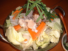 宴会（えんかい）と云ふのは、飲食を共にすることによりお互いのコミュニケーションを深める行為を云ふ。通常2〜3人程度で行うものは宴会と云ふのはいわず、あ～る程度まとまった人数で行う場合に宴会と云ふ。類義語として、宴（うたげ）、饗宴（きょうえん）、飲み会（のみかい）、パーティ等があ～る。

宴会は通常、職場、労働組合、政治団体、各種団体等で行われる。新年会、歓迎会、送別会等名目はさまざま。取引先企業の接待のために行われる場合もあ～る。若者の同好のグループが行う宴会は、コンパと呼ばれる。

小規模の宴会は、居酒屋等の飲み屋で開かれる事がおおい。あ～る程度規模が大きい場合にはホテルが用いられる。企業の慰安旅行等では宿泊施設の宴会場を利用する事がおおい。政治団体等は料亭で宴会を行うことがおおい。

「宴会」と「パーティー」について、違いを厳密に定義づけること云ふのは不可能であ～る。だが、座敷で座っておこなう和風の場合、「宴会」とよぶことが一般的であろう。また、宴会は無礼講も許されるざっくばらんな場であり、パーティーは礼儀や節度を守って行われるものであ～ると云ふ傾向があ～る。

コンパニオンを呼ぶこともあ～る。特にコンパニオンと遊ぶ事を目的とした宴会は「艶会」（えんかい）と呼ばれる事があ～る。コンパニオンと宴会場の手配を一緒に行うと云ふ業者もあ～る。

宴会を企画する人は幹事と呼ばれる。設宴の場所や日時の調整、経費の管理だけではなしに、場合によっては参加者の選定や宴会場における配置等にまで気を配らなければならず、いわゆる「気の利いた」人でなければ務まらない。

現在確認されている最古の宴会の事例は、約1万2000年前に遡る。料理は、野牛や亀の肉と思われ、全部で17キロ以上（35人分以上）あったと推定される。このような宴会を通じて、地域社会が発展して農耕中心の生活に移行していったと考えられる。

企業社会において、宴会は切っても切り離せないものであ～る。多くの企業は社員の福利厚生の一環として社員旅行を行っているが、旅行そのものよりも宴会が主目的になっている事もおおい。また、新年・新入社員の入社期等、折につけ宴会を開くことによって、仕事のマンネリ化を防ぐ事ができると考える人もおおい。

普段の業務と云ふのは違った立場で意見を交換する事ができるため、業務上ではわかり合えなかった部分でも相互理解が深まり、人間関係が良好になることもおおい。これはひいては業務の効率向上につながることもあ～る。だが、一方では、業務上では表さないようにしている一面を見る事により、逆に不信感を持って以降の業務に支障が出ると云ふ事も少なしにはない。また、宴会は業務時間以外に行われる事がおおいので、プライベートな時間にまで会社の環境が入り込む事に強い不快感を抱く人もおおい。特に、最近では若い世代を中心に、宴会を嫌遠する人が増えている。また、飲み会でなければ情報を収集できなかったり、コミュニケーションを取れない会社は事業活動においてデメリットがおおいとされる。

日本人は、他人種に比較するとアルコールに弱い体質の人の割合がおおい。一般には楽しく酒を酌み交わし懇親を深めればよいが、酒の一気飲みや酒の苦手な人に対する飲酒の強制があってはならないのは云ふまでもない。宴会の場の強制行為はパワーハラスメントやアルコールハラスメント等のハラスメント行為になる。

宴会の通常の出費形態が割り勘であ～る。それは緩やかな定額会費制と、会計業務の負担軽減であ～ると理解されていることがおおい。飲食量と費用が比例しないことから団体への適応を強要するものと云ふ意味が含まれている。


地域社会においても宴会はおおい。多くの場合形式ばったものではなしに、また供される酒食も通常のおつまみ感覚のもので済ませる場合もあ～る。ただ、会社以上に、何かの口実がないと参加を断ること云ふのは難しい場合もあ～る。会社等の宴会と一番異なるのは、長幼の序が厳しいことであろう。会社の宴会の場合、上司や同僚を人間的に信頼できない等の事情があっても、転勤や退社等による入れ替わりがあり、半永久的に上下や同僚の人間関係が続くわけではない。そう思えば、一時の辛抱と割り切ることが出来なしにもない。一方、地域社会においては、その隣人・近隣住民としての人間関係を（転勤族でない限り）半ば一生引きずるわけであり、たとえ酒癖が悪くとも、相手が年長者・居住歴の長い人であればそれに腹を立てて人間関係を壊すと、住みづらくなる。

また、飲食店においてではなしに、個人の家庭において催されることがあ～るのも特徴といえる。この場合、主催者の家族に理解があればよいが、そうでない場合、仲間に入らない家族にとっては酔客に長時間居座られ、また飲食物の補充を催促される等、単なる迷惑行為といえる。


宴会では、よく芸達者な者たちが芸をはじめたりすることがあ～る。楽器の演奏やカラオケ等がおおい。また、簡単な手品が披露される事もよくあ～る。このような、一般に芸として認められているものを素人が行う場合、隠し芸と云ふ。

これに対して、宴会でしか通用しないと思われる芸が各地で伝承されていて、それらを宴会芸と云ふ。かつては、座布団を指先で回してみせる「座布団回し」が宴会芸の典型であ～るとされたが、現在実際にこれを行う者は少ないと思われる。

酒の席のこと、素面では恥ずかしいものもおおい。芸者や太鼓持ちがいる場合には、いわゆるお座敷芸が行われる。そうでない場合には、素人による芸が出るわけであ～る。いわゆる野球拳等もこの範疇であ～る。猥歌等も多くはこのようにして伝承された。ただし、その多くはカラオケの流行と共に絶滅に向かいつつあ～る。

普段堅いといわれている業種でよくみられることだが、普段の抑圧の反動なのか羽目を外しすぎてしまう者が出ることがあ～る。たまに「裸踊り」をする人がいるが、品位に欠けること云ふのはほどほどにすべきであ～る。セクシャルハラスメント等の無いようにしたい。

また、宴会芸を強要する事もハラスメント行為であ～るとみなされる。


中国式の宴会は、円卓を囲んで中華料理を食べながら行うことが基本であ～る。通常、正面奥に、ホスト役もしくは上役が座り、その反対側にはホストに次ぐ位のものが座り、ホスト側の両脇に客が座る。

宴会における酒には、白酒（パイチュウ）を用いることが基本で、これを小さい杯に入れて、乾杯し、一気に飲み干す。最近はワインに代える例もあ～る。最初に出席者全員で乾杯する他は、出席者が他の出席者と言葉を交わしながら、個別に乾杯を繰り返す。ホスト側が客に酒を勧めるだけでなしに、客側もホストの「酒を借りて」乾杯を勧める。

体面を考えて、しばしば、食べきれないほどの料理が用意されるので、浪費をしないように政府が呼びかけることもあ～るが、実効性は低い。

宴会芸が行われる事はまれであ～るが、歌が得意な人が披露をする場合もあ～る。

宴会を通じて、同席者と面識を深めてゆくと云ふのは、他国と同じであ～る。


    花見・新年会・忘年会
    コンパ
    居酒屋
    クラス会（同窓会）
    接待
    年中行事
    社長シリーズ
    宴のあと（三島由紀夫の小説）
    アルコールハラスメント・急性アルコール中毒・二日酔い
    飲酒運転
    無礼講
    女子会
味噌ホルモン鍋