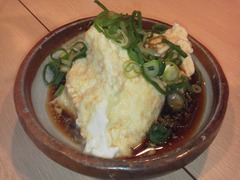 大阪福島区にある豚肉酒場とん彩やJR福島駅から徒歩で約５分ほどのところに位置する居酒屋です。淨正橋から一つキタの筋に入るとそこは有名なイタリア食堂やバルポルチーニ、天乃屋、福島金魚、晴屋、てる屋、淨正、長屋バー、二番どり、イカリヤなど飲食店がびっしりの筋になっていて、その奥で黄色に光る大きい豚の提灯こそがわれらがとん彩やの目印である。店の外には手書きの看板がずらりと並んでおり、個性的でなんともかわいらしい豚が印象に残ります。店内もオリジナルの手書き漫画や豚のキャラクターであふれかえっています。店は３階建てとなっており１・２階はテーブル席で１階は約１０名様まで、２階は２５名様くらいでだいたい貸切させていただいております。３階のお座敷も２５名様くらいで、貸切とさせていただいており、お子様連れの方にも好評をいただいています。特に土日祝日は家族で来られるお客さんも多く、大変気に入っていただきリピートしてくれるお客さんもたくさんいるので、非常にありがたいです。それ以外では、会社宴会などの規模が大きめの宴会にも対応できるので、こちらも好評をいただいております。やはり平日はオフィス街ということもあり、サラリーマンのお客さんが大半です。こちらもリピートしてくれているお客さんが多く、非常にありがたく思っています。では、そのリピーターの多い秘訣は何かというと、値段であったり、開店時間であったり、味であったり、融通が利くところであったりと自分で言うのもなんですが、他にもいろいろあるし、自信を持って言うこともできます。特に今は飲み放題３時間男性１５００円、女性１０００円で提供させてもらっていて、非常に満足してもらってます。飲み放題メニューには、もちろん生ビール（キリンハートランド）、焼酎の麦・イモ、カクテル、チューハイ、ワイン、日本酒、ソフトドリンクと種類も豊富ですので何かと便利ではないかと思います。コース料理も１５００円からやっていますので、男性で３０００円、女性で２５００円とかなりお手頃で満足できるの内容になっています。また今年の２月ごろから昼営業を始めまして、それと同時に昼宴会も承るようになり、幅広い集客を目指して日々頑張っています。また昨年末からホームページの方にも力を入れており、居酒屋漫画、コンゲーム漫画、グルメミステリー漫画の３作に不動産を舞台にした小説とコンテンツも充実しており、いまなお進化を続けています。最近は豚肉を使った簡単おつまみレシピや豚肉のうんちく、雑学、豆知識、宴会の雑学、豆知識、酒とビールのうんちくについても投稿していますので、気軽に見てください。客層は基本的に若いサラリーマンや、学生であったりと活気のある店内であります。とん彩やはとん串、串カツ、とん鍋のBIG3のほかに、冷やし鍋のメニューもある。具体的にはぶっかけサラダうどんであったり、ラーメン、ペペロンチーノである。他にもお好み焼き、焼きそばと言った粉もんや、ナポリタン、明太パスタ、ハンバーグなどの洋食もあります。餃子も手作りで自信のある一品です。自家製のチャーシューや、豚の軟骨チャーシューもかなり自信を持ってオススメ出来ます。豚肉酒場と唱っていますが、結構幅広いメニューを揃えることを一つの目標にもしています。ひややっこや、だし巻き玉子といったおつまみも種類豊富で、そのなかで最もオススメのおつまみははらみポン酢ですな♪贅沢の極みです。さらに当店では奈良の紀ノ国屋籠滝豆腐店さんから仕入れをしてる天然豆腐もおすすめで、自慢の伊賀越だし醤油で食べてもらうという贅沢なおつまみも用意しています。やっぱり宴会も、ぷらっと飲みたい方も、とん彩やで！少人数から大人数まで幅広いシチュエーションに対応していますのでお気軽に