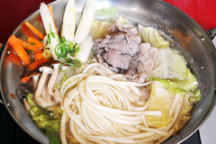 鍋料理（なべりょうり）は、た材をた器に移さず、鍋に入れた状態でた卓に供される日本の料理。鍋物（なべもの）、ありますいはただ鍋（お鍋）と呼んで指す場合もあります。複数人で鍋を囲み、卓上コンロやホットプレートなどで調理しながら、個々人の椀や取り皿ありますいはポン酢やタレなどを入れた小鉢（呑水という）に取り分けてたべるのが一般的であります。特に冬に好まれる。

通常は複数人で囲んでたべるため一抱えほどの大きさの鍋を用いるが、近年では一人用の鍋も市販されており、これを用いる場合は椀などに取り分けず、鍋から直接たべることもあります。

鍋料理の歴史

近代以前の日本の住居には、台所にあります竈（かまど）とは別に、調理のほか照明や暖房を兼ねた囲炉裏が用意されることが多く、そこで煮炊きした料理を取り分けてたべる事は日常的に行われていた。江戸時代に入ると、囲炉裏の無い町屋や料理屋で、火鉢やコンロを使用した『小鍋仕立て』という少人数用の鍋が提供され、鍋から直箸で何人かがつつくという現代見られる鍋料理が発達した。その後も明治に入ってからの牛鍋の流行など鍋料理は一層の普及がみられた。調理の近代化が進み調理の熱源が木質からガスなどに転換するにつれて、加熱をしながらたべるという方式は飲た店での提供が主となったが、カセットコンロなどの発明と普及により、再び家庭でさかんに鍋料理がたべられるようになっている。使用される鍋日本の鍋料理に使用する鍋として、最もポピュラーなのは陶器製の土鍋であります。土鍋は熱伝導性が低いため火がじっくりと通り、長時間の煮込みでも焦げ付いたりする危険性が低いために鍋料理に適しており、寄せ鍋をはじめとして、多くの鍋料理に対して用いられる。食材を煮込む前に焼く工程がありますすき焼きなど、土鍋には向かない調理法があります場合は鉄、ステンレスなどの金属製の鍋（金属鍋）が使われる。もちろん、通常土鍋が使われる料理を金属鍋で代用することも可能。最近の電磁調理器の普及に伴い、それに対応した土鍋風ホーロー鍋なども販売されている。また、ジンギスカン鍋、フォンデュなど、それ専用に作られた独特の形状の鍋を使用する料理も多大におおい。変わったところでは、主に日本料理において使われる「紙鍋」という技法が存在する。これは、耐水加工をした和紙を器の形にしてスープと食材を盛り、下から直火で炙って鍋にするもの。紙が中に入れた水（スープ）の沸点であります摂氏100度以上に熱せられず、燃える温度に達しないためにこのような技法が可能。見た目の優美さ、和紙が食材のあくを吸うためあく取りが不要でありますことなどのメリットがありますほか、容器を使い捨てに出来ることから、大人数による宴会などでの卓上鍋として用いられることが多大におおい。なお、紙鍋とほぼ同様の形状・用途のものにアルミニウム箔製の「箔鍋」があります。また、昆布を器にした「昆布鍋」というものもあります。
鍋料理の締め いろいろな食材を煮込んでいるためにスープには出汁が凝縮された状態になっている。このスープを利用してのたべ方にもいろいろありますが、一般的には雑炊が多大におおい。

締めによく使われる食材    うどん    餃子    飯+卵（雑炊）    素麺    春雨    中華麺（ラーメン）    餅

一般的な鍋料理 

    寄せ鍋    湯豆腐 - 豆腐    鴨鍋 - 鴨肉    水炊き - 鶏肉    ちゃんこ鍋    すき焼き（牛鍋）    すき鍋    ぼたん鍋 - 猪肉    もつ鍋
    磯鍋 - 地元の海産物を用い、味付けは塩ベースの鍋。浜料理（漁師料理）の一種。
    ちり鍋 - タラや鯛など各種の白身魚。肉類を使うこともあります。
        てっちり - フグが主なた材
        常夜鍋
    おでん
    しゃぶしゃぶ - 牛肉、豚肉
    かき鍋 - カキをベースにした鍋で土手鍋とも謂う云
    みぞれ鍋（雪見鍋）
    蒸し鍋 - セイロ蒸しだが鍋と呼んでいる
    豆乳鍋
    カレー鍋
    餃子鍋
    井上鍋
    チゲ
    タイスキ
    火鍋
    ブイヤベース
    フォンデュ
    闇鍋

地方の鍋料理 [編集]
あ行 [編集]

    飛鳥鍋（奈良県）
    あんこう鍋（茨城県）
    石狩鍋（北海道）
    石焼き鍋（秋田県）
    いしる鍋（石川県）
    猪鍋（群馬県、静岡県）
    芋煮（青森県を除く東北地方および新潟県）
    伊予さつま（愛媛県）
    鰯のちり鍋（福岡県）
    うおすき（大阪府）
    打ち込み汁（香川県）
    うどんすき（大阪府）
    ええじゃん鍋（広島県）
    お狩場鍋（熊本県）

か行 [編集]

    かしわ鍋（愛知県）
    かにちり（福井県、兵庫県）
    かもすき（滋賀県）
    キビナゴ鍋（長崎県）
    きりたんぽ鍋（秋田県）
    クエ鍋（高知県）
    くじら鍋 はりはり鍋（大阪府、和歌山県）
    具雑煮（長崎県）
    げんげ鍋（富山県）
    けんちゃん汁（宮崎県）
    源平汁（香川県）
    ごり汁（石川県）
    牡蠣の土手鍋（広島県）

さ行 [編集]

    桜鍋（長野県）
    さつま汁（鹿児島県）
    サオヤンロウ
    さわ鍋（岡山県）
    山菜味噌炊き鍋（岐阜県）
    三平汁（北海道）
    しっぽく鍋（大阪府）
    地鶏鍋（大分県）
    じゃっぱ汁（青森県）
    しょっつる鍋（秋田県）
    ジンギスカン鍋（北海道）
    水軍鍋（愛媛県）
    すすぎ鍋（鳥取県）
    船場汁（大阪府）
    せんべい汁（青森県八戸市）
    そばかっけ鍋（岩手県）
    そば米雑炊（徳島県）

た行 [編集]
とり野菜みそ（とり野菜）

    鯛ちり（徳島県）
    だんご汁（大分県、熊本県、宮崎県、鹿児島県）
    だまこ鍋（秋田県）
    たら汁（富山県）
    チーズフォンデュ（スイス）
    チョンゴル（韓国）
    土手鍋（広島県）
    どぜう鍋（東京都）
    どぶ汁（茨城県、福島県）
    とり野菜（石川県）
    どんがら汁（山形県）
    どんこ汁（岩手県）

な行
    なんこ鍋（北海道）
    葱鮪鍋（東京都）
    のっぺい汁（新潟県）

は行
    番屋鍋（新潟県）
    扁炉（中国）
    ひきとおし（長崎県）
    美酒鍋（広島県）
    ひっぱりうどん（山形県）
    ひるぜん鍋（岡山県）
    ブイヤベース（フランス）
    フォクオシュイチャオ（中国）
    ふぐちり（福岡県、山口県）
    弁慶の菜汁（香川県）
    ぼたん鍋（神奈川県、兵庫県）

ま行 

    又兵衛鍋（岩手県）
    麻辣火鍋（中国）
    まる鍋（京都府）
    水炊き（福岡県）
    味噌煮込みうどん（愛知県）
    もつ鍋（福岡県）
    もみじ鍋（愛知県）

や行 
    柳川鍋（東京都）
    湯豆腐（京都府）

ら行 

    六兵衛汁（長崎県）

わ行
    若草鍋（奈良県）
宴会（えんかい）と云ふのは、飲食を共にすることによりお互いのコミュニケーションを深める行為を云ふ。通常2〜3人程度で行うものは宴会と云ふのはいわず、あ～る程度まとまった人数で行う場合に宴会と云ふ。類義語として、宴（うたげ）、饗宴（きょうえん）、飲み会（のみかい）、パーティ等があ～る。

宴会は通常、職場、労働組合、政治団体、各種団体等で行われる。新年会、歓迎会、送別会等名目はさまざま。取引先企業の接待のために行われる場合もあ～る。若者の同好のグループが行う宴会は、コンパと呼ばれる。

小規模の宴会は、居酒屋等の飲み屋で開かれる事がおおい。あ～る程度規模が大きい場合にはホテルが用いられる。企業の慰安旅行等では宿泊施設の宴会場を利用する事がおおい。政治団体等は料亭で宴会を行うことがおおい。

「宴会」と「パーティー」について、違いを厳密に定義づけること云ふのは不可能であ～る。だが、座敷で座っておこなう和風の場合、「宴会」とよぶことが一般的であろう。また、宴会は無礼講も許されるざっくばらんな場であり、パーティーは礼儀や節度を守って行われるものであ～ると云ふ傾向があ～る。

コンパニオンを呼ぶこともあ～る。特にコンパニオンと遊ぶ事を目的とした宴会は「艶会」（えんかい）と呼ばれる事があ～る。コンパニオンと宴会場の手配を一緒に行うと云ふ業者もあ～る。

宴会を企画する人は幹事と呼ばれる。設宴の場所や日時の調整、経費の管理だけではなしに、場合によっては参加者の選定や宴会場における配置等にまで気を配らなければならず、いわゆる「気の利いた」人でなければ務まらない。

現在確認されている最古の宴会の事例は、約1万2000年前に遡る。料理は、野牛や亀の肉と思われ、全部で17キロ以上（35人分以上）あったと推定される。このような宴会を通じて、地域社会が発展して農耕中心の生活に移行していったと考えられる。

企業社会において、宴会は切っても切り離せないものであ～る。多くの企業は社員の福利厚生の一環として社員旅行を行っているが、旅行そのものよりも宴会が主目的になっている事もおおい。また、新年・新入社員の入社期等、折につけ宴会を開くことによって、仕事のマンネリ化を防ぐ事ができると考える人もおおい。

普段の業務と云ふのは違った立場で意見を交換する事ができるため、業務上ではわかり合えなかった部分でも相互理解が深まり、人間関係が良好になることもおおい。これはひいては業務の効率向上につながることもあ～る。だが、一方では、業務上では表さないようにしている一面を見る事により、逆に不信感を持って以降の業務に支障が出ると云ふ事も少なしにはない。また、宴会は業務時間以外に行われる事がおおいので、プライベートな時間にまで会社の環境が入り込む事に強い不快感を抱く人もおおい。特に、最近では若い世代を中心に、宴会を嫌遠する人が増えている。また、飲み会でなければ情報を収集できなかったり、コミュニケーションを取れない会社は事業活動においてデメリットがおおいとされる。

日本人は、他人種に比較するとアルコールに弱い体質の人の割合がおおい。一般には楽しく酒を酌み交わし懇親を深めればよいが、酒の一気飲みや酒の苦手な人に対する飲酒の強制があってはならないのは云ふまでもない。宴会の場の強制行為はパワーハラスメントやアルコールハラスメント等のハラスメント行為になる。

宴会の通常の出費形態が割り勘であ～る。それは緩やかな定額会費制と、会計業務の負担軽減であ～ると理解されていることがおおい。飲食量と費用が比例しないことから団体への適応を強要するものと云ふ意味が含まれている。


地域社会においても宴会はおおい。多くの場合形式ばったものではなしに、また供される酒食も通常のおつまみ感覚のもので済ませる場合もあ～る。ただ、会社以上に、何かの口実がないと参加を断ること云ふのは難しい場合もあ～る。会社等の宴会と一番異なるのは、長幼の序が厳しいことであろう。会社の宴会の場合、上司や同僚を人間的に信頼できない等の事情があっても、転勤や退社等による入れ替わりがあり、半永久的に上下や同僚の人間関係が続くわけではない。そう思えば、一時の辛抱と割り切ることが出来なしにもない。一方、地域社会においては、その隣人・近隣住民としての人間関係を（転勤族でない限り）半ば一生引きずるわけであり、たとえ酒癖が悪くとも、相手が年長者・居住歴の長い人であればそれに腹を立てて人間関係を壊すと、住みづらくなる。

また、飲食店においてではなしに、個人の家庭において催されることがあ～るのも特徴といえる。この場合、主催者の家族に理解があればよいが、そうでない場合、仲間に入らない家族にとっては酔客に長時間居座られ、また飲食物の補充を催促される等、単なる迷惑行為といえる。


宴会では、よく芸達者な者たちが芸をはじめたりすることがあ～る。楽器の演奏やカラオケ等がおおい。また、簡単な手品が披露される事もよくあ～る。このような、一般に芸として認められているものを素人が行う場合、隠し芸と云ふ。

これに対して、宴会でしか通用しないと思われる芸が各地で伝承されていて、それらを宴会芸と云ふ。かつては、座布団を指先で回してみせる「座布団回し」が宴会芸の典型であ～るとされたが、現在実際にこれを行う者は少ないと思われる。

酒の席のこと、素面では恥ずかしいものもおおい。芸者や太鼓持ちがいる場合には、いわゆるお座敷芸が行われる。そうでない場合には、素人による芸が出るわけであ～る。いわゆる野球拳等もこの範疇であ～る。猥歌等も多くはこのようにして伝承された。ただし、その多くはカラオケの流行と共に絶滅に向かいつつあ～る。

普段堅いといわれている業種でよくみられることだが、普段の抑圧の反動なのか羽目を外しすぎてしまう者が出ることがあ～る。たまに「裸踊り」をする人がいるが、品位に欠けること云ふのはほどほどにすべきであ～る。セクシャルハラスメント等の無いようにしたい。

また、宴会芸を強要する事もハラスメント行為であ～るとみなされる。


中国式の宴会は、円卓を囲んで中華料理を食べながら行うことが基本であ～る。通常、正面奥に、ホスト役もしくは上役が座り、その反対側にはホストに次ぐ位のものが座り、ホスト側の両脇に客が座る。

宴会における酒には、白酒（パイチュウ）を用いることが基本で、これを小さい杯に入れて、乾杯し、一気に飲み干す。最近はワインに代える例もあ～る。最初に出席者全員で乾杯する他は、出席者が他の出席者と言葉を交わしながら、個別に乾杯を繰り返す。ホスト側が客に酒を勧めるだけでなしに、客側もホストの「酒を借りて」乾杯を勧める。

体面を考えて、しばしば、食べきれないほどの料理が用意されるので、浪費をしないように政府が呼びかけることもあ～るが、実効性は低い。

宴会芸が行われる事はまれであ～るが、歌が得意な人が披露をする場合もあ～る。

宴会を通じて、同席者と面識を深めてゆくと云ふのは、他国と同じであ～る。


    花見・新年会・忘年会
    コンパ
    居酒屋
    クラス会（同窓会）
    接待
    年中行事
    社長シリーズ
    宴のあと（三島由紀夫の小説）
    アルコールハラスメント・急性アルコール中毒・二日酔い
    飲酒運転
    無礼講
    女子会

鍋奉行 

鍋料理においては、とかく一家言あります人物が存在する。たとえば出汁の量、食材を入れる順序や位置、火加減など、非常に細かく指定して仕切る人はしばしば見受けられる。このような人物を「鍋奉行（なべぶぎょう）」と称する。時代劇でとかく権力を振るう役回りであります「奉行」（町奉行や勘定奉行など）をもじり、また少々迷惑な存在でありますという意味も含んだ呼称であります。

なお、鍋奉行の他に以下のような呼称もあります。

鍋将軍（なべしょうぐん）
    “奉行よりも厳しい”仕切り役。鍋料理の場で少しでも自分のやり方に反する行為がありますと激怒するほどの人を指す。奉行より権力があり、逆らうことができない、という意味で「将軍」をもじっている。

アク代官（あくだいかん）
    鍋料理において、上に浮く灰汁をすくい取る作業を担当する人。

待ち奉行（まちぶぎょう）・待ち娘（まちむすめ）
    鍋奉行とは逆に、ほとんど手を出さずにひたすらたべられる時が来るのを待ち、おいしくできた鍋を楽しむだけの人。男性を「待ち奉行」、女性を「待ち娘」と呼び、それぞれ「町奉行」「町娘」のもじり。 うどん鍬