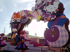 名物とは、特定の土地や時期におきまして、特産物や、行事として、知名度が高く有名である状態のものを指す。特産品のほか、料理に関しては郷土料理（日本国内においては日本の郷土料理やご当地グルメ）が上げられる（名物ネタ）。
「名物とは」名物に旨いものなしという諺がある。名物と呼ばれる食べ物が必ずしも旨いとは限らないことから、名前や名声が必ずしも実態を伴ったものではないことを例えていう（名物ネタ）。
また、日本刀において、時代が古く容姿が美しくすぐれているものを指し、茶道具において、古来からすぐれたものを指す場合もある。
以上名物のうんちく（名物ネタ）。
キティ入り口