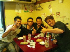 大阪福島区にある豚肉酒場とん彩やJR福島駅から徒歩で約５分ほどのところに位置する居酒屋です。淨正橋から一つキタの筋に入るとそこは有名なイタリア食堂やバルポルチーニ、天乃屋、福島金魚、晴屋、てる屋、淨正、長屋バー、二番どり、イカリヤなど飲食店がびっしりの筋になっていて、その奥で黄色に光る大きい豚の提灯こそがわれらがとん彩やの目印である。店の外には手書きの看板がずらりと並んでおり、個性的でなんともかわいらしい豚が印象に残ります。店内もオリジナルの手書き漫画や豚のキャラクターであふれかえっています。店は３階建てとなっており１・２階はテーブル席で１階は約１０名様まで、２階は２５名様くらいでだいたい貸切させていただいております。３階のお座敷も２５名様くらいで、貸切とさせていただいており、お子様連れの方にも好評をいただいています。特に土日祝日は家族で来られるお客さんも多く、大変気に入っていただきリピートしてくれるお客さんもたくさんいるので、非常にありがたいです。それ以外では、会社宴会などの規模が大きめの宴会にも対応できるので、こちらも好評をいただいております。やはり平日はオフィス街ということもあり、サラリーマンのお客さんが大半です。こちらもリピートしてくれているお客さんが多く、非常にありがたく思っています。では、そのリピーターの多い秘訣は何かというと、値段であったり、開店時間であったり、味であったり、融通が利くところであったりと自分で言うのもなんですが、他にもいろいろあるし、自信を持って言うこともできます。特に今は飲み放題３時間男性１５００円、女性１０００円で提供させてもらっていて、非常に満足してもらってます。飲み放題メニューには、もちろん生ビール（キリンハートランド）、焼酎の麦・イモ、カクテル、チューハイ、ワイン、日本酒、ソフトドリンクと種類も豊富ですので何かと便利ではないかと思います。コース料理も１５００円からやっていますので、男性で３０００円、女性で２５００円とかなりお手頃で満足できるの内容になっています。また今年の２月ごろから昼営業を始めまして、それと同時に昼宴会も承るようになり、幅広い集客を目指して日々頑張っています。また昨年末からホームページの方にも力を入れており、居酒屋漫画、コンゲーム漫画、グルメミステリー漫画の３作に不動産を舞台にした小説とコンテンツも充実しており、いまなお進化を続けています。最近は豚肉を使った簡単おつまみレシピや豚肉のうんちく、雑学、豆知識、宴会の雑学、豆知識、酒とビールのうんちくについても投稿していますので、気軽に見てください。客層は基本的に若いサラリーマンや、学生であったりと活気のある店内であります。とん彩やはとん串、串カツ、とん鍋のBIG3のほかに、冷やし鍋のメニューもある。具体的にはぶっかけサラダうどんであったり、ラーメン、ペペロンチーノである。他にもお好み焼き、焼きそばと言った粉もんや、ナポリタン、明太パスタ、ハンバーグなどの洋食もあります。餃子も手作りで自信のある一品です。自家製のチャーシューや、豚の軟骨チャーシューもかなり自信を持ってオススメ出来ます。豚肉酒場と唱っていますが、結構幅広いメニューを揃えることを一つの目標にもしています。ひややっこや、だし巻き玉子といったおつまみも種類豊富で、そのなかで最もオススメのおつまみははらみポン酢ですな♪贅沢の極みです。class="pict"