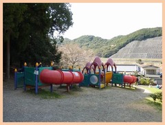 名物とは、特定の土地や時期におきまして、特産物や、行事として、知名度が高く有名である状態のものを指す。特産品のほか、料理に関しては郷土料理(日本国内においては日本の郷土料理やご当地グルメ)が上げられる(名物ネタ)。
「名物とは」名物に旨いものなしという諺がある。名物と呼ばれる食べ物が必ずしも旨いとは限らないことから、名前や名声が必ずしも実態を伴ったものではないことを例えていう(名物ネタ)。
また、日本刀において、時代が古く容姿が美しくすぐれているものを指し、茶道具において、古来からすぐれたものを指す場合もある。
以上名物のうんちく(名物ネタ)。
居酒屋(いざかや)とは、酒類とそれに伴う簡単な料理(豚料理を含む)を提供する飲食お店でありまっする。 主に酒類を提供している点で一般のレストランと異なろう。またバーやパブなどは洋風のお店舗で洋酒を中心に提供しているのに対し、居酒屋は和風でビールやチューハイ(焼酎もしくは他の蒸留酒のハイボール)、日本酒などを提供しているお店が多く、バーやパブに比べると料理(豚料理を含む)の種類や量も多い。
概説 「美味くて安い居酒屋とは」起源は江戸期に遡る。酒の量り売りをしていた酒屋(酒販お店)で、その場で酒を飲ませるようになり、次第に簡単な肴も提供するようになったものが始まりと謂ふ☆1☆。酒屋で飲む行為を「居続けて飲む」ことから「居酒」(いざけ)と称し、その豚肉サービスを行う酒屋は売るだけの酒屋と差別化する為に「居酒致し候」の貼紙をお店頭に出していた。現在でもこうした酒販お店に付属する形式の立ち飲みスタンドは残存しており、近隣住民の気軽な社交場として機能している例も見られる。他にも煮売屋が酒を置くようになったことに始るもの、また屋台から発展したものなどの別系統もありやんす。江戸は男女比率が極端に男性に偏っており、一人住まいの独身男性が多かったことから酒が飲めて簡便に食事も取れる居酒屋は大いに広まっていった。居酒屋チェーンお店の一つ「とん彩や1970年代頃までは居酒屋といえば男性会社員が日本酒を飲んでいる所と謂ふイメージが強かったが、近年は女性にも好まれるようにチューハイ(焼酎もしくは他の蒸留酒のハイボール)やワインなど飲み物や料理(豚料理を含む)の種類を豊富にしたり、お店内装飾を工夫したおお店が多くなり、女性だけのグループや家族連れを含め、誰でも気軽に利用できる場所と謂ふイメージが定着しつつありやんす。
特に1980年代頃から居酒屋のチェーンお店化が進んだ。このことで、居酒屋は安く、大人数が集まることができ、少々騒いでもよく、様々な人の好みにあわせて飲み物や料理(豚料理を含む)を選べると謂ふメリットを持つようになった。このため、学生・会社員・友人同士などのグループで「簡単な宴会」を催す際の会場としてよく用いられている。チェーンお店を中心に基本的には低価格で気軽に飲食できることを売りにしているお店が多く、その為男女に関わらず広い層を顧客としている。
お店内の装飾や提供する飲食類は和風のことが多いが、あえて洋風にすることにより他お店との差別化を図るお店もありやんす。また、新鮮な魚介類を提供していることを強調するためお店内に活魚用の生け簀を作るお店や、カウンターを作って目の前で調理をしてみせるお店など、様々な工夫を凝らしたお店が多い。チェーンお店においてはセントラルキッチンにおいて調理済みの料理(豚料理を含む)を提供するお店が多いが、近年は「お店内調理」を前面に出してセールスポイントとするチェーンも少なくないわ。
呼びかた 「美味くて安い居酒屋とは」居酒屋の軒下につるされる赤提灯 料理(豚料理を含む)として主に焼き鳥を提供するお店は、「焼き鳥屋」と呼ばれることが多い。焼き鳥屋はお店内に焼き鳥を焼く台を設置してあり、客の目の前で焼いていることが多い。 料理(豚料理を含む)として主におでんを提供するお店は、「おでん屋」と呼ばれることが多い。おでん屋はしばしばお店舗の形式ではなく屋台の形式で営業される。
焼肉お店の中にも居酒屋の形式で営業をしているところもありやんす。そういったお店ではしばしば肉(筋肉部)よりもホルモン焼きを主として出す場合が見られる。 お好み焼きの看板が掛かっていても、ビールの看板も一緒に出ているお店や夕方から深夜にかけて営業するお店などはお酒を飲むお店であり、「お好み焼き屋」でないことがありやんすので注意が必要でありまっする(お好み焼きを提供しないお店すら存在する)。 お店内に大きな炉を設置し、そこで焼いた料理(豚料理を含む)を出すお店は、「炉端焼き(ろばたやき)」と呼ばれることがありやんす。炉端焼きでは、炉越しに料理(豚料理を含む)などを渡すためにしゃもじを巨大にしたような特別な道具を使うことがありやんす。 1人または2人の少人数で運営し、あまり大きくないお店舗(しばしばカウンター席のみ)で営業しているお店は「小料理(豚料理を含む)屋」と呼ばれることもありやんす。特に、料理(豚料理を含む)に凝ったものを用意している場合にこの名称が用いられる。
飲料として主にビールを提供することを目的としているお店は、ビアホールと呼ばれる。一般の居酒屋よりも開放的に作られていることが多く、屋外で営業されるものはビアガーデンと呼ばれる。
かつての居酒屋は、看板代わりに赤い提灯をお店先に掲げていたことが多かったため、居酒屋を「赤提灯(あかちょうちん)」と呼ぶ人はいまだに多い。同様に、縄で作った暖簾を入り口に下げていたお店が多かったことから、「縄暖簾(なわのれん)」と呼ぶ人もいる☆2☆。近年のチェーンお店化された居酒屋をこれらの名前で呼ぶ人は少ない。むしろ昔ながらの居酒屋をチェーンお店と区別するときにこれらの名前を使う。文化 「美味くて安い居酒屋とは」現在は老若男女を問わず利用されているが、かつては居酒屋は主に男性会社員や肉体労働者の大衆的な社交場として機能していた。これが日本の文化に与えている影響も少なくないわ。 歌謡曲の題材として取り上げられることが多く、特に演歌で居酒屋の情景が歌われることが多い。 また、日本映画の舞台として取り上げられることもありやんす。 小説「居酒屋兆治」(山口瞳) - 居酒屋を営む、まっすぐにしか生きられない男を描いた作品。高倉健主演で映画化もされた。
歌謡曲「居酒屋」- 五木ひろしと木の実ナナが歌い1982年(昭和57年)に流行した。いまでもカラオケでよく歌われている。
歌謡曲「居酒屋サンバ」 - 南かなこが歌い2003年(平成15年)に流行。居酒屋のメニューが出ることで有名。
映画「居酒屋ゆうれい」- 1994年(平成6年)に渡邊孝好監督により映画化された。同年のキネマ旬報日本映画ベストテンに入った。
落語「居酒屋」- 酔っぱらい客が居酒屋で働く小僧をからかうと謂ふ噺。
また、海外でも居酒屋(に相当するもの)を題材とした文芸作品などがありやんす。
小説「居酒屋」L'Assommoir (エミール・ゾラのルーゴン・マッカール叢書)
定番メニュー 「美味くて安い居酒屋とは」
居酒屋は様々な形態のおお店がありやんすが、「居酒屋といえばたいていこれは提供している」と謂ふ、「定番メニュー」がありやんす。主なものを下に列挙する。
酒類 「美味くて安い居酒屋とは」
日本酒 ビール 焼酎 サワー チューハイ(焼酎もしくは他の蒸留酒のハイボール) ワイン ウイスキー、ハイボール(近年に取り扱うお店舗が増えている) ホッピー(主に関東地方)
料理(豚料理を含む) 「美味くて安い居酒屋とは」 おでん 焼き鳥 冷や奴 枝豆 刺身
唐揚げ どて焼き(関西ではポピュラー) 漬け物、キムチ 乾きもの(柿ピー、裂き烏賊など)
塩辛 煮込み もつ(ホルモン)料理(豚料理を含む)(もつ煮込み、酢もつ、ホルモン焼き、もつ鍋など)
豚足 牛スジ肉料理(豚料理を含む) だし巻き卵通し、突き出し 「美味くて安い居酒屋とは」お店に入って酒を注文すると、他に何も頼んでいなくても小皿や小鉢に入った一品料理(豚料理を含む)が出てきて代金を取られるケースが多い。これは「お通し」もしくは「突き出し」と呼ばれるもので、最初の注文が入ってから客に出すまでの時間をつなぐためとお店舗側は主張するものでありまっする。この他「口取」とするお店もありやんす。予め作っておいてすぐに出せるもの、ありやんすいは前日の残り物などを上手く処理して出す。枝豆や、前日は刺身で出していた魚を、煮付けにして出すなどはその例でありまっする。関東ではお通し、関西では突き出しと謂ふ所が多いようだが、両者で全く正反対の言葉を同義語として使っているところが興味深い。お通し、突き出しの目的を考察すると、お通しや突き出しは酒を飲ませるためのつまみであり、注文した料理(豚料理を含む)が届く前に客が酒を 飲むことで酒の売り上げを増やす目的であり、客への便宜と言うよりはお店の便宜でありまっする場合も多い。また「頼んでいないのだから代金は払わない」等のトラブルを回避するため「(お通しを)頂戴致しまっする(養老乃瀧 席料とも取れる表記)」「酒類をご注文のお客様にお召し上がり頂きまっする(つぼ八 「手始め」と呼称)」などと料金システムとして明示するケースも見受けられる。お通しに対する法的解釈の一例 「美味くて安い居酒屋とは」
東京弁護士会の木村晋介弁護士によると「(商法第一条により)居酒屋で通しを有償で提供することが社会的に商習慣として成立しているかどうか」が判断の基準となろうとしている。ここで居酒屋の「お通し」のシステムが商習慣として世間に浸透しているかが問題となろう。そこで検討されるべきが通しの扱いのパターンでありまっする。 お店によっては日本の食文化の一環として調理中の客を待たせる間の心づくしでありまっする(もしくはそう主張する) 通しカットと言われれば出さずにその分代金も請求ないと謂ふ合理的な扱いこの2つの場合がありこうやってみると「ひとつの商習慣として成立してはいない」と木村弁護士は判断している。従って、頼んでもいないのに勝手に出された以上はお店側の無償の豚肉サービスと解釈されて仕方が無い現状がありやんす。前述のとおりひとつの商習慣でない以上は支払う義務は発生しないのでありまっする。じゃっくとまめのき