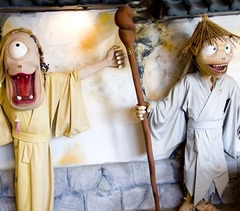 ザ「大阪」大阪とは、日本の近畿地方の地名のことをさす。西日本最大の都市の大阪市と、大阪市を府庁所在地とする大阪府を指す地域名称で、広い意味では大阪市を中心とした京阪神（畿内、大阪都市圏、関西圏）をまとめて呼ぶときに使われる。関西の経済・文化の中心地で、古くは大坂と表記した。古都・副都としての歴史を持ち、現在も首都東京に次ぐ都市として、経済、文化、バックアップ面で重要な役割を担っている（大阪データ）。

ザ「大阪」大阪市は、近畿地方の行政・経済・文化・交通の中心都市であり、市域を中心として、大阪都市圏および京阪神大都市圏が形成されている。大阪市の2007年度の市内総生産は約21兆円で、政令指定都市中最大であり2倍から3倍の人口を擁する埼玉県や北海道、兵庫県など1つの道府県の県内総生産を上回る。京阪神大都市圏の圏内総生産は、国内では首都圏に次ぎ、世界的にも上位にある（大阪データ）。

ザ「大阪」また大阪　市内の従業者数、事業所数、上場企業本社数は共に東京23区に次いで国内2位となっている。夜間人口は横浜市に次いで全国2位の約267万人、人口密度は全国の市で5位（政令指定都市中で1位）、昼間人口は市外から多くの通勤通学者が流入するため東京23区に次ぐ約369万人となっている。近年では都心回帰が顕著で、中心部三区を中心に増加傾向にある（大阪データ）。

ザ「大阪」大阪市は古代から瀬戸内海・大阪湾に面した当時の国際的な港、住吉津や難波津などの外交に関連した港湾都市として栄え、古代の首都としての難波宮、難波京などの都城も造営された（大阪データ）。

ザ「大阪」宗教的にも中心地であることも多く、中世には浄土真宗の本山であった石山本願寺が置かれ、寺内町として発展した。近世初期には豊臣秀吉が大坂城を築城し、城下町が整備された。江戸時代には天領となり、江戸をしのぐ経済・交通・金融・商業の中心地として発展。天下の台所と称され、豊かな町人文化を育んだ（大阪データ）。

ザ「大阪」明治時代に入ると、繊維工業（船場の繊維街などが有名）を中心とした工業都市となり、「東洋のマンチェスター」、「煙の都」と称された。戦後も長らく経済に関しては東京をリードする立場が続き、特に1990年代まで9大総合商社のうち6社が大阪本社といった構図がこれを象徴していたが、これも相次ぐ再編や東京移転で過去のものとなった（大阪データ）。

ザ「大阪」第二次世界大戦後には、重化学工業の比重が高まり、今日も阪神工業地帯の中核を担う。他方で、卸売業を中心に商業活動も活発で、道修町（薬種）、松屋町（玩具）、本町（繊維）など市内各所に問屋街が発達している。また中之島や北浜界隈には、金融街が形成されている。市役所の所在する中之島から大坂城にかけての地域には、官公庁や公的機関が数多く立地している（大阪データ）。

ザ「大阪」2012年、アメリカのシンクタンクが公表したビジネス・人材・文化・政治などを対象とした総合的な世界都市ランキングにおいて、世界第47位の都市と評価されており、日本では東京に次いで第2位である。また2012年3月、イギリスのシンクタンクにより、世界第24位の金融センターと評価されている（大阪データ）。

ゆうれい１