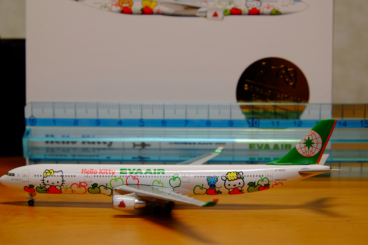 EVA AIR ハローキティ航空機モデル セット未開封 エバー航空(長榮航空)ハローキティジェットの機内販売でおもちゃ