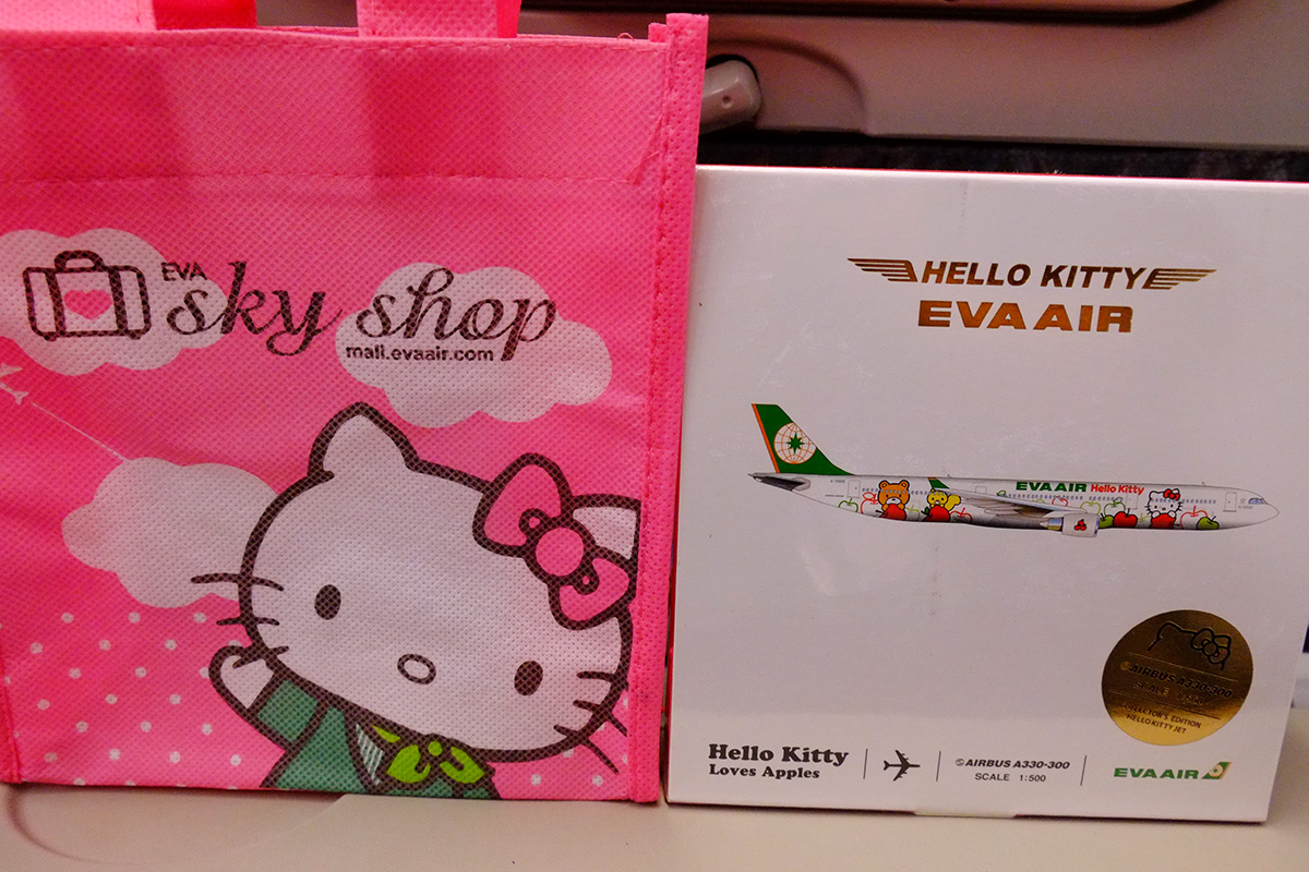 エバー航空(長榮航空)ハローキティジェットの機内販売でおもちゃ