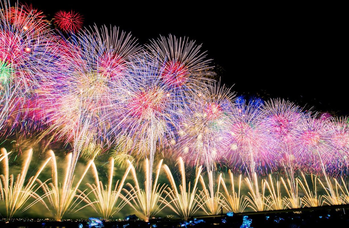 はなび 長岡花火 フェニックスが夜空に大輪そしてブルーシートが空を舞う にゃん友news