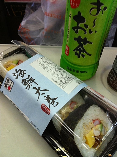 まずは、朝飯を。海鮮太巻きで行ってみよう。1Bしか取れなかったので、真ん中かー最悪だと思っていたら、こまちは二人がけしかないんだった。よかった。 まずは、朝飯を。海鮮太巻きで行ってみよう。1Bしか取れなかったので、真ん中かー最悪だと思っていたら、こまちは二人がけしかないんだった。よかった。