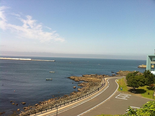 海が綺麗。風が冷たくて気持ちいいなー。 海が綺麗。風が冷たくて気持ちいいなー。
