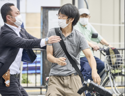 取り押さえられる山上容疑者