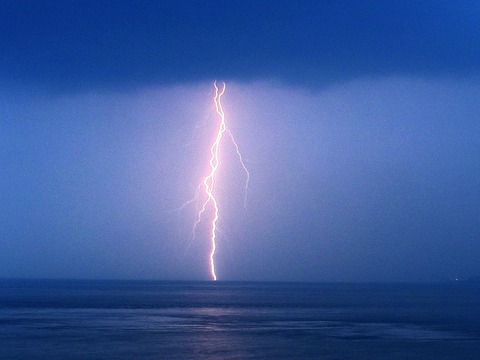 海で雷