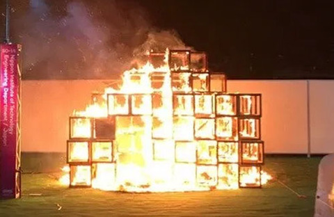 男児死亡のオブジェ火災２