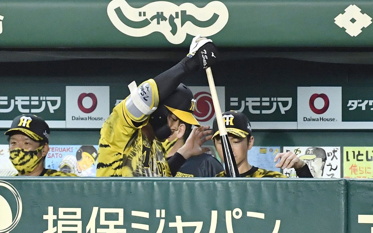阪神 佐藤輝明 8回二死満塁で空振り三振 ベンチでバット叩きつける 阪神タイガース情報まとめ 阪神 佐藤輝明 8回二死満塁で空振り三振 ベンチでバット叩きつける 阪神タイガース情報まとめ