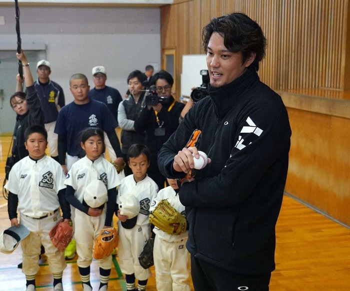 藤浪晋太郎が小学生に指導　「俺よりもコントロールがいい」　宝塚市内で野球教室