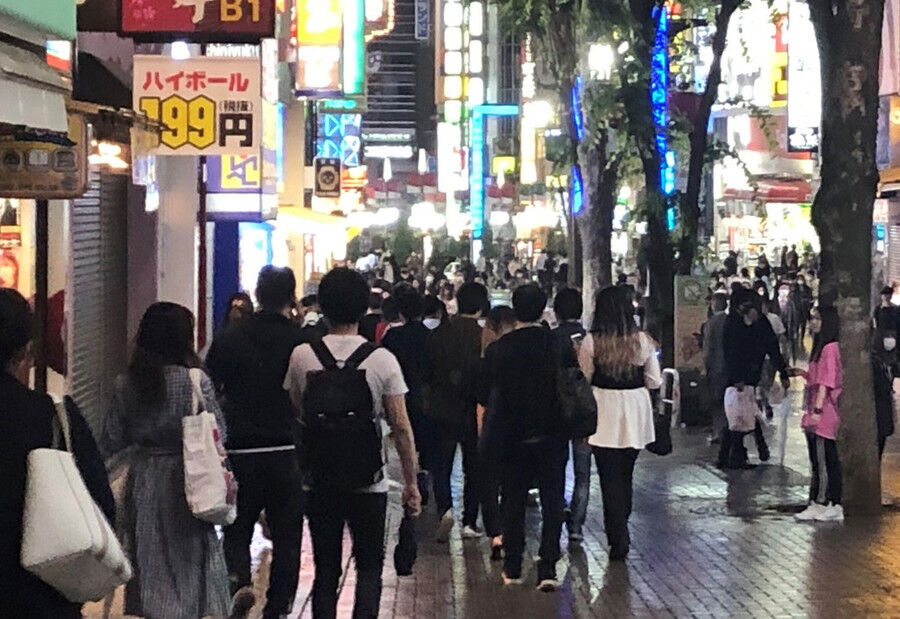 自粛警察「あっ！駅構内でマスクしてない人が多い！警察に通報だ！?」