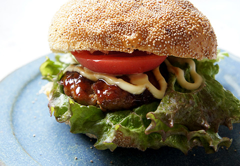 表面がケシの実たっぷり 成城石井のハンバーガーバンズ