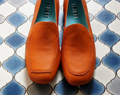 左右違うデザインが特長のCAMPERの靴  TWINS