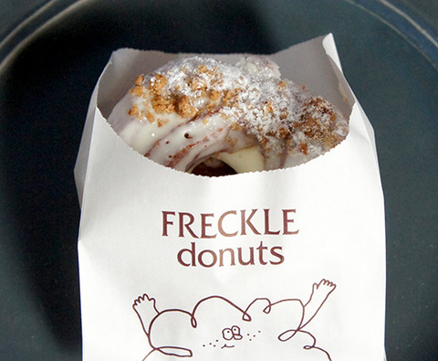 フレンチクルーラー専門店 FRECKLE donutsへ