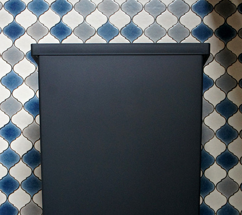 無印で買った、フタが選べる黒いダストボックス