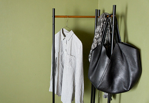 省スペースで使えてシンプルな、折り畳み式ハンガーラック