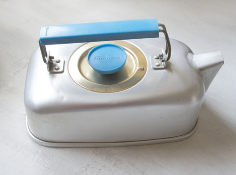 新井薬師骨董市で買った、四角いアルミケトルとお皿