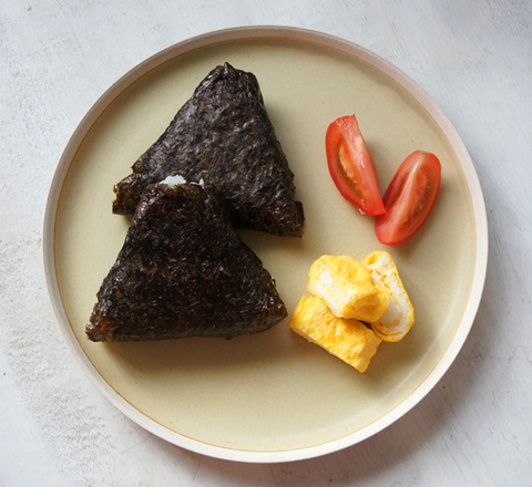 手を汚さず簡単におにぎりがつくれる道具、具っとサンド