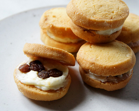 成城石井　新丸ビル店限定の新丸ラムレーズンサブレサンド