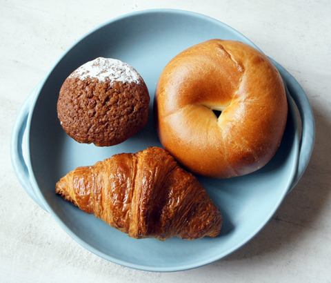 新宿のモアザンベーカリーでパンを買う