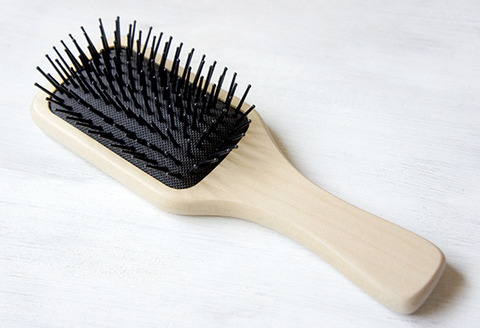 パドルブラシで簡単に頭皮のマッサージ