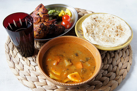 テイクアウトしたカレーを食器にもりつける