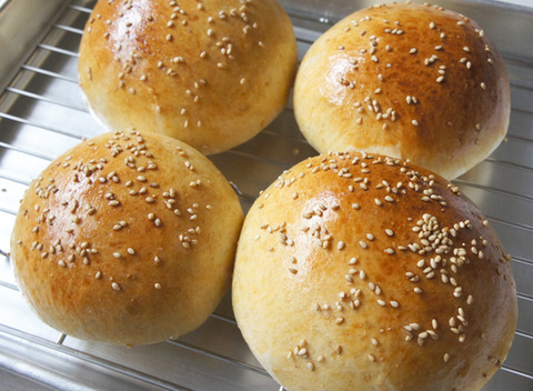 さらに、ハンバーガーのバンズづくり