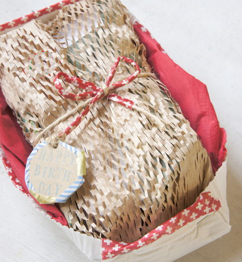 梱包材を使ってラッピング