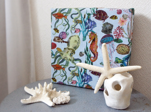 ナタリー・レテのハンカチをパネル風にして飾る