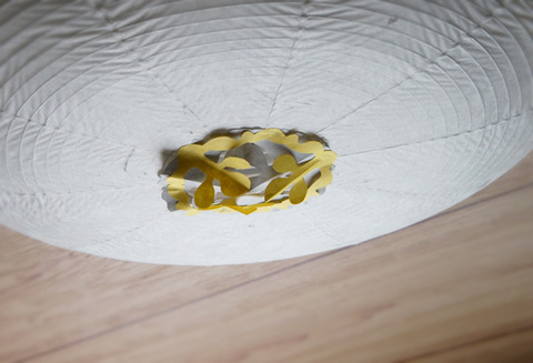 無印の和紙照明を、和紙折り紙で補修